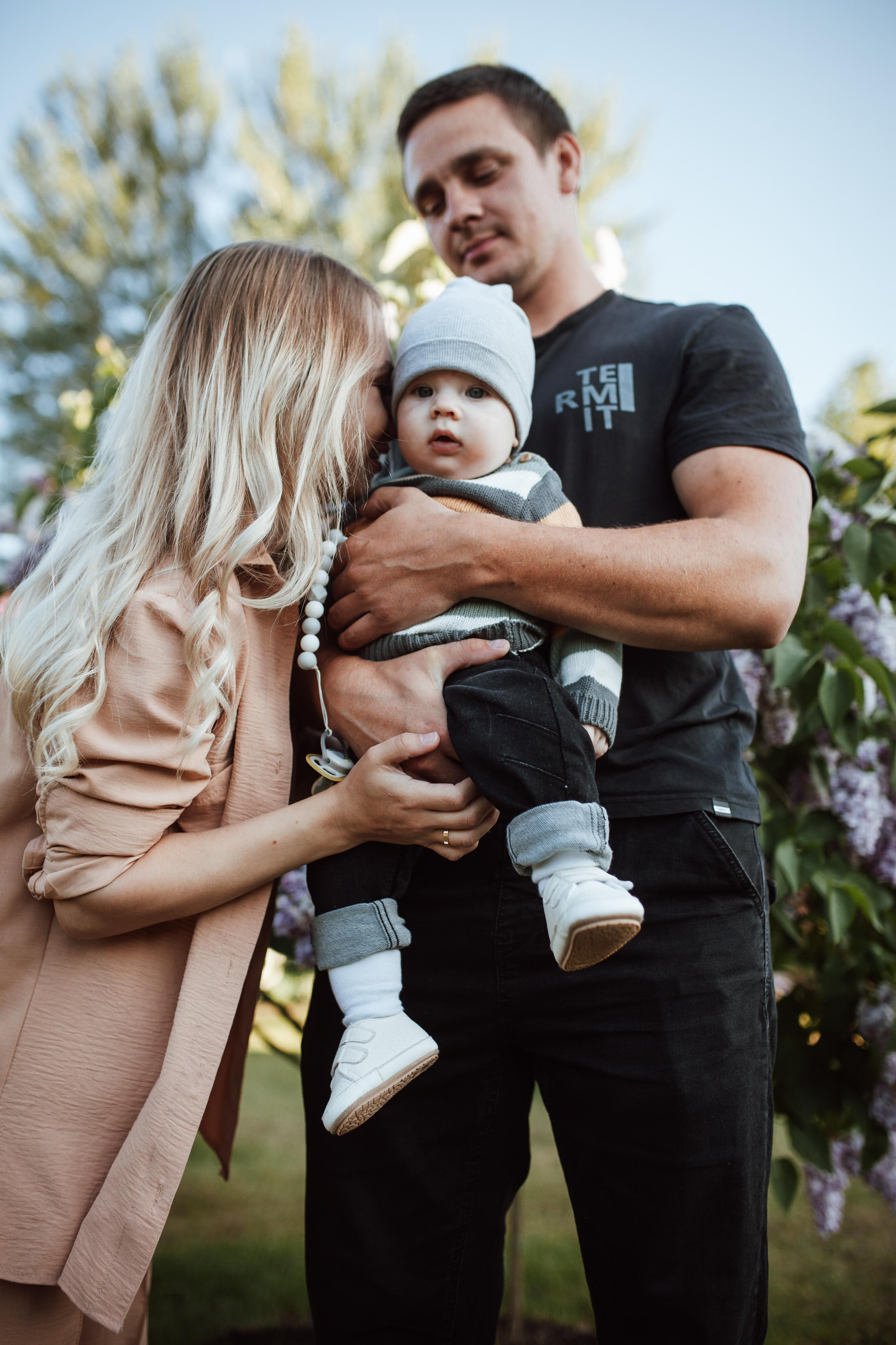 Семейная съёмка в сирени. Семейный Life style фотограф в Великом Новгороде Юлия Ефимова