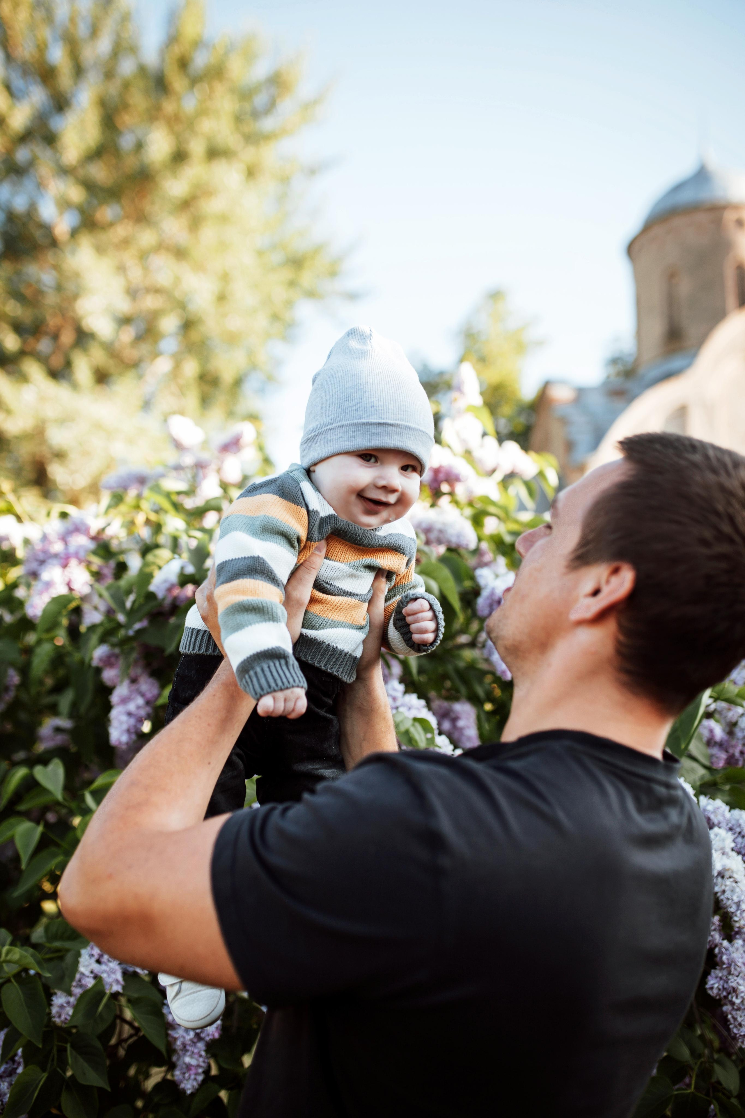 Семейная съёмка в сирени. Семейный Life style фотограф в Великом Новгороде Юлия Ефимова