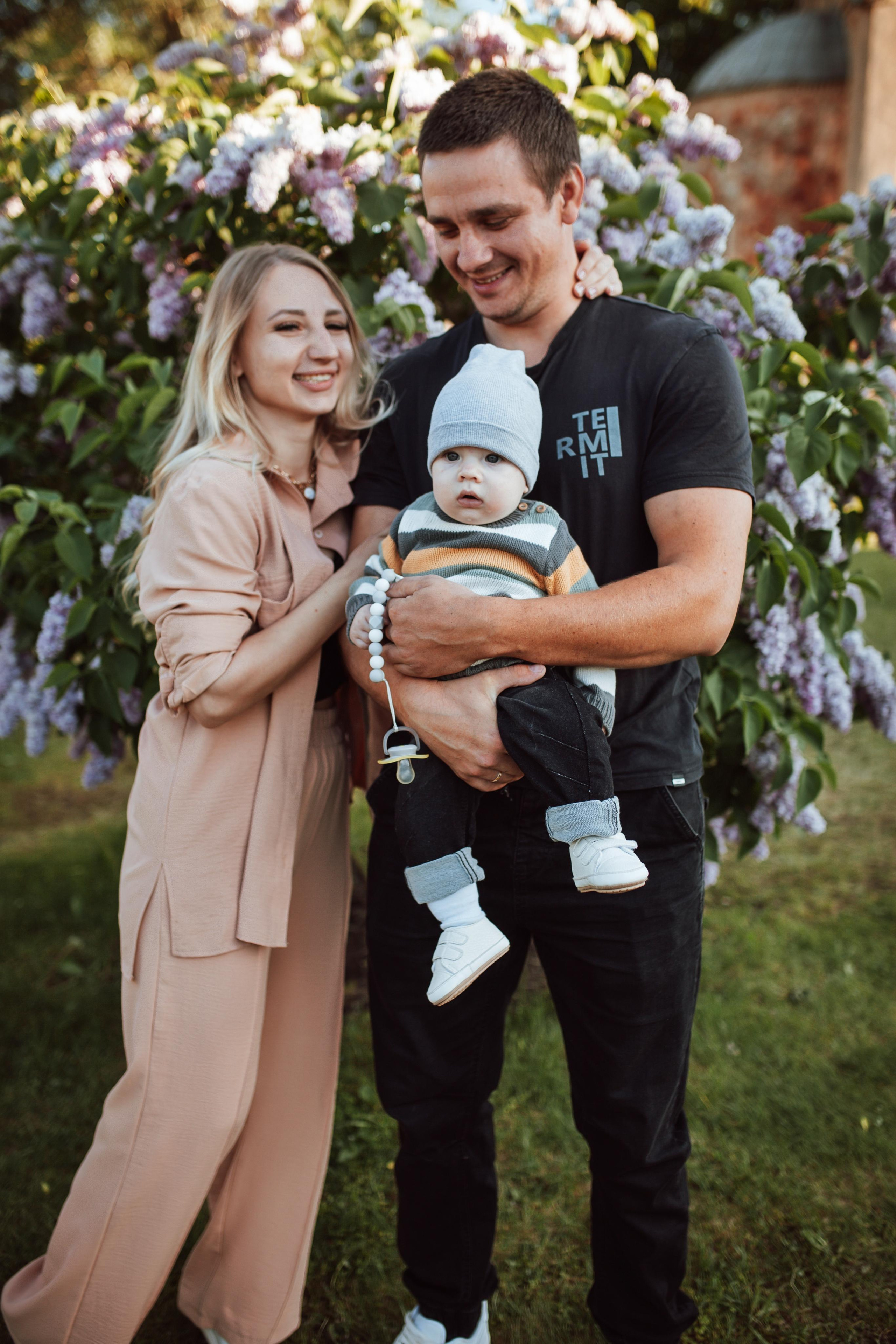 Семейная съёмка в сирени. Семейный Life style фотограф в Великом Новгороде Юлия Ефимова