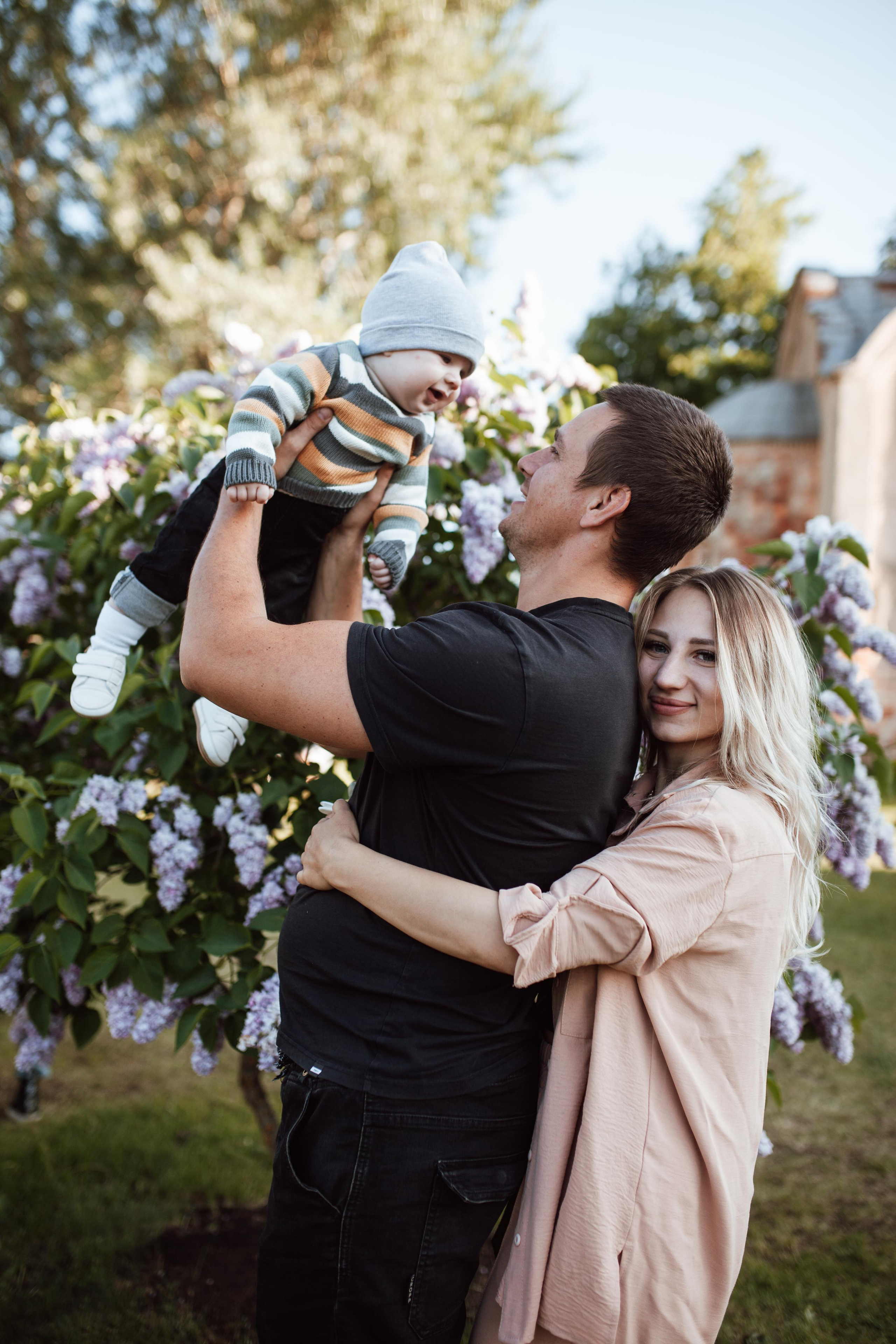 Семейная съёмка в сирени. Семейный Life style фотограф в Великом Новгороде Юлия Ефимова