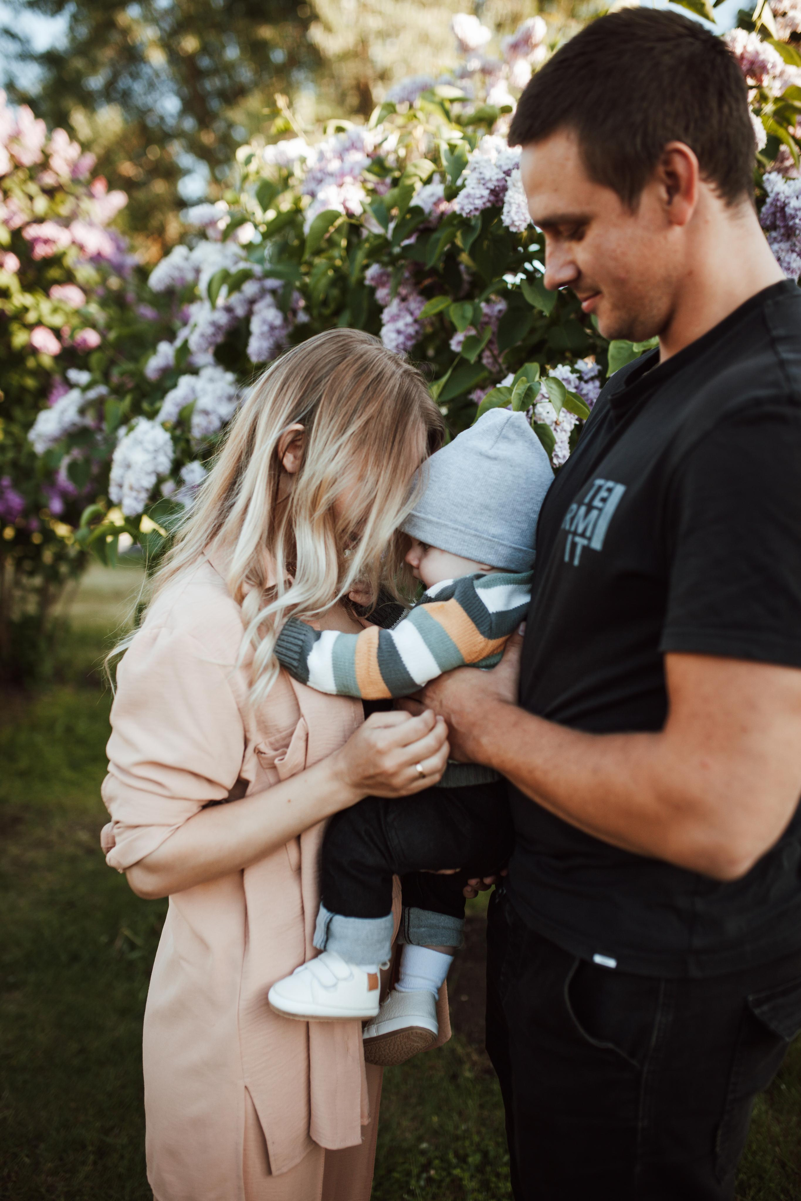 Семейная съёмка в сирени. Семейный Life style фотограф в Великом Новгороде Юлия Ефимова