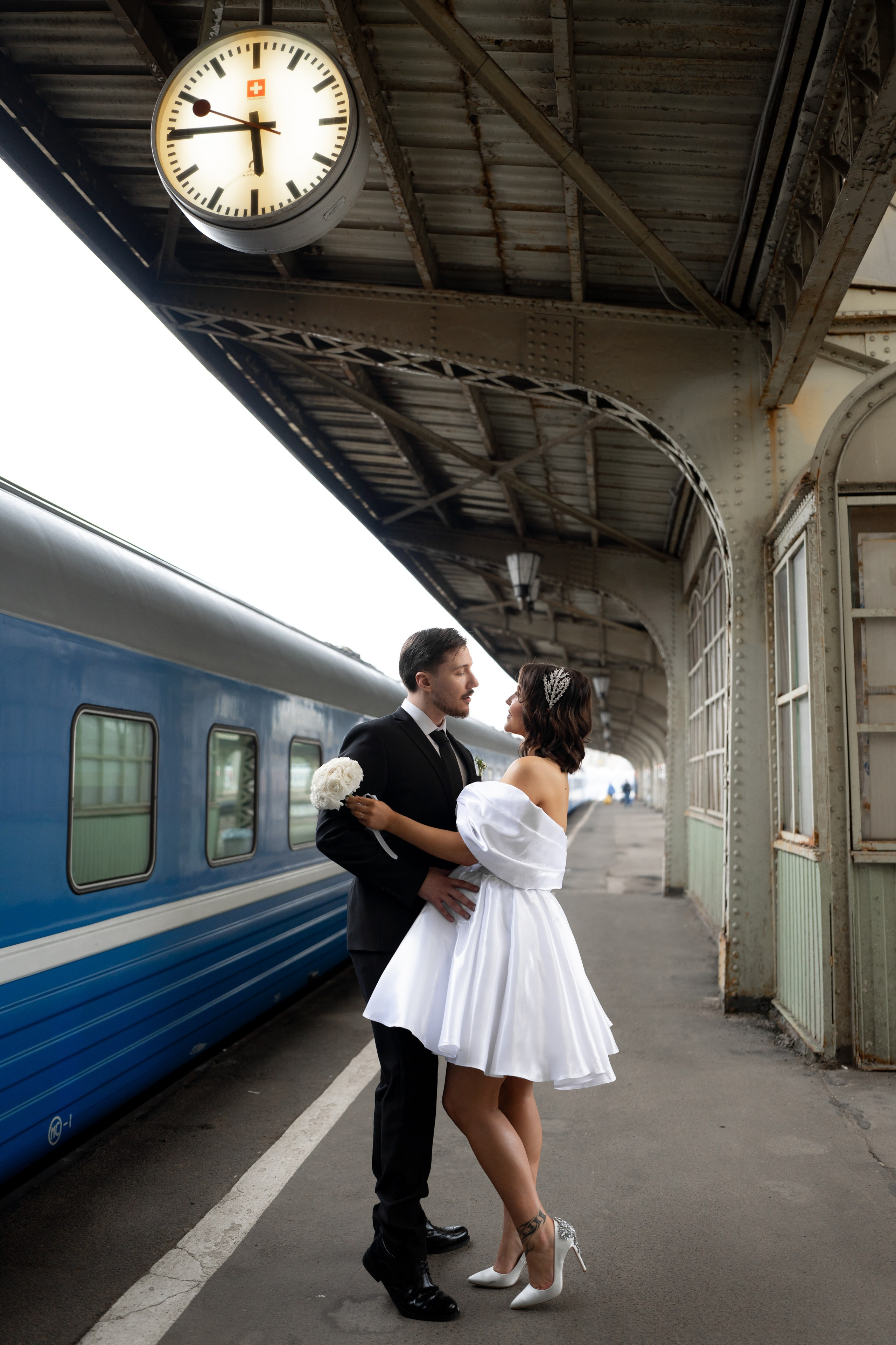 Свадебная фотосессия на Вокзале и рядом с Исаакиевским собором. Свадебный фотограф Александр Невский в Санкт-Петербурге