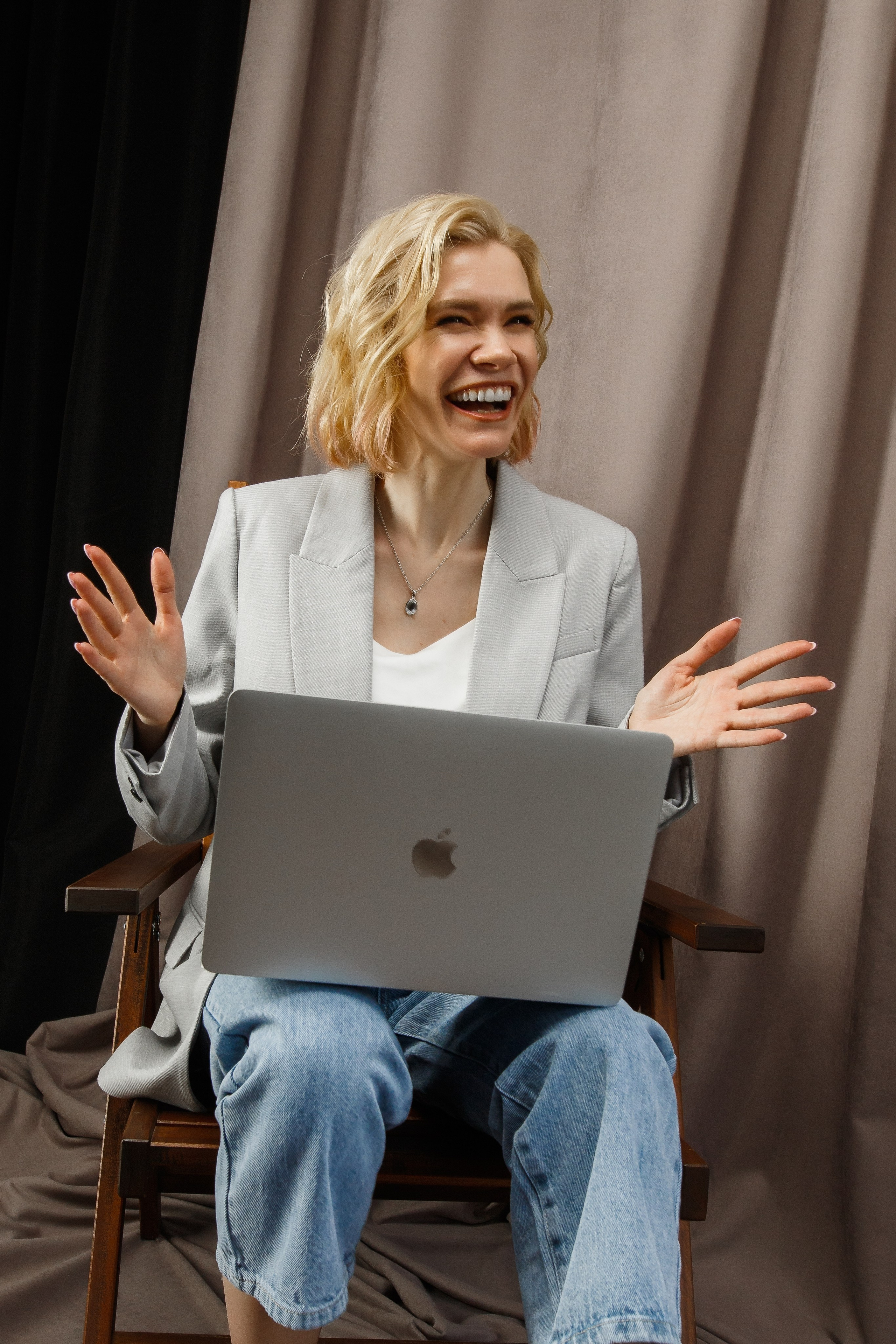 девушка с ноутбуком