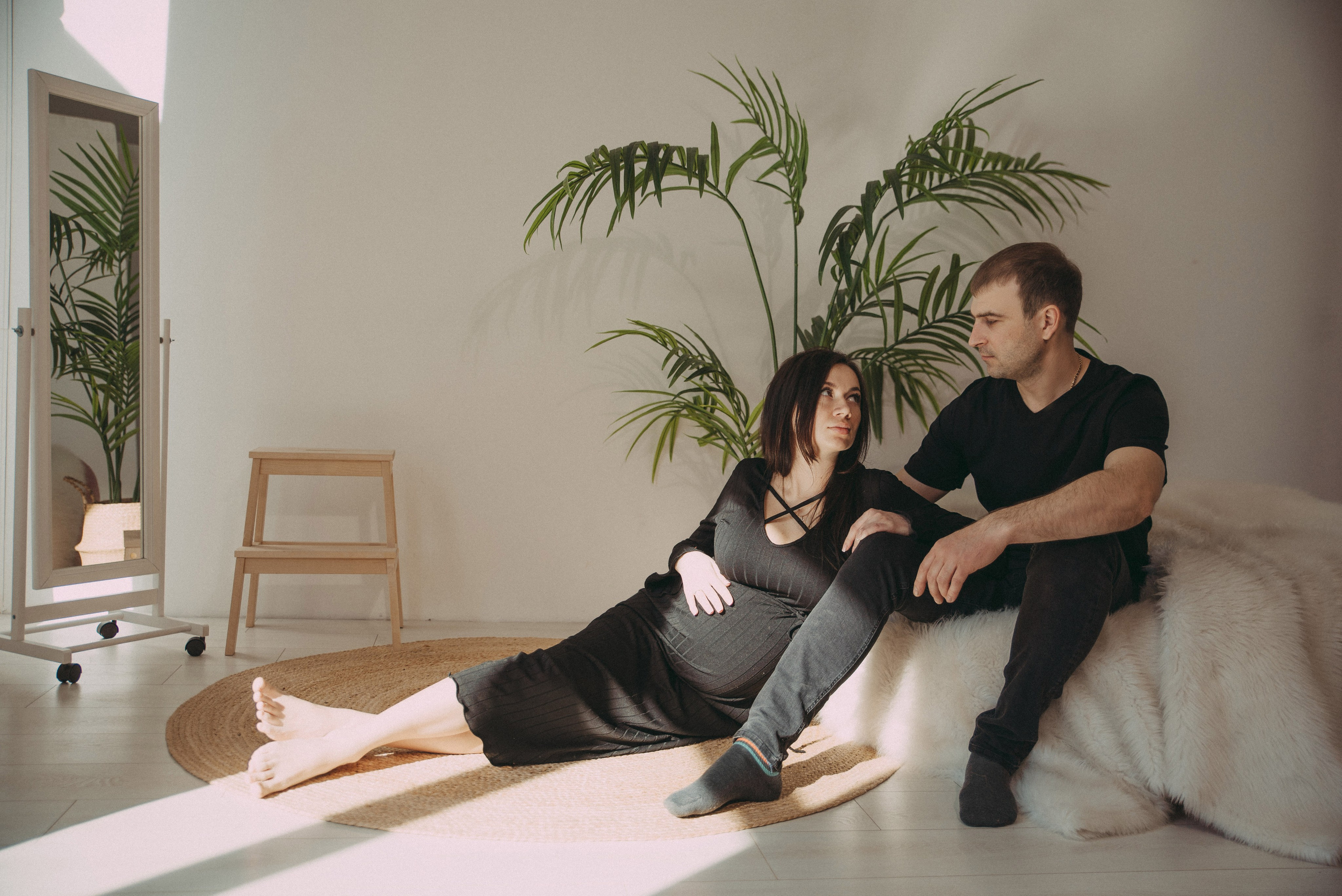 мужчина и женщина на семейной фотосессии