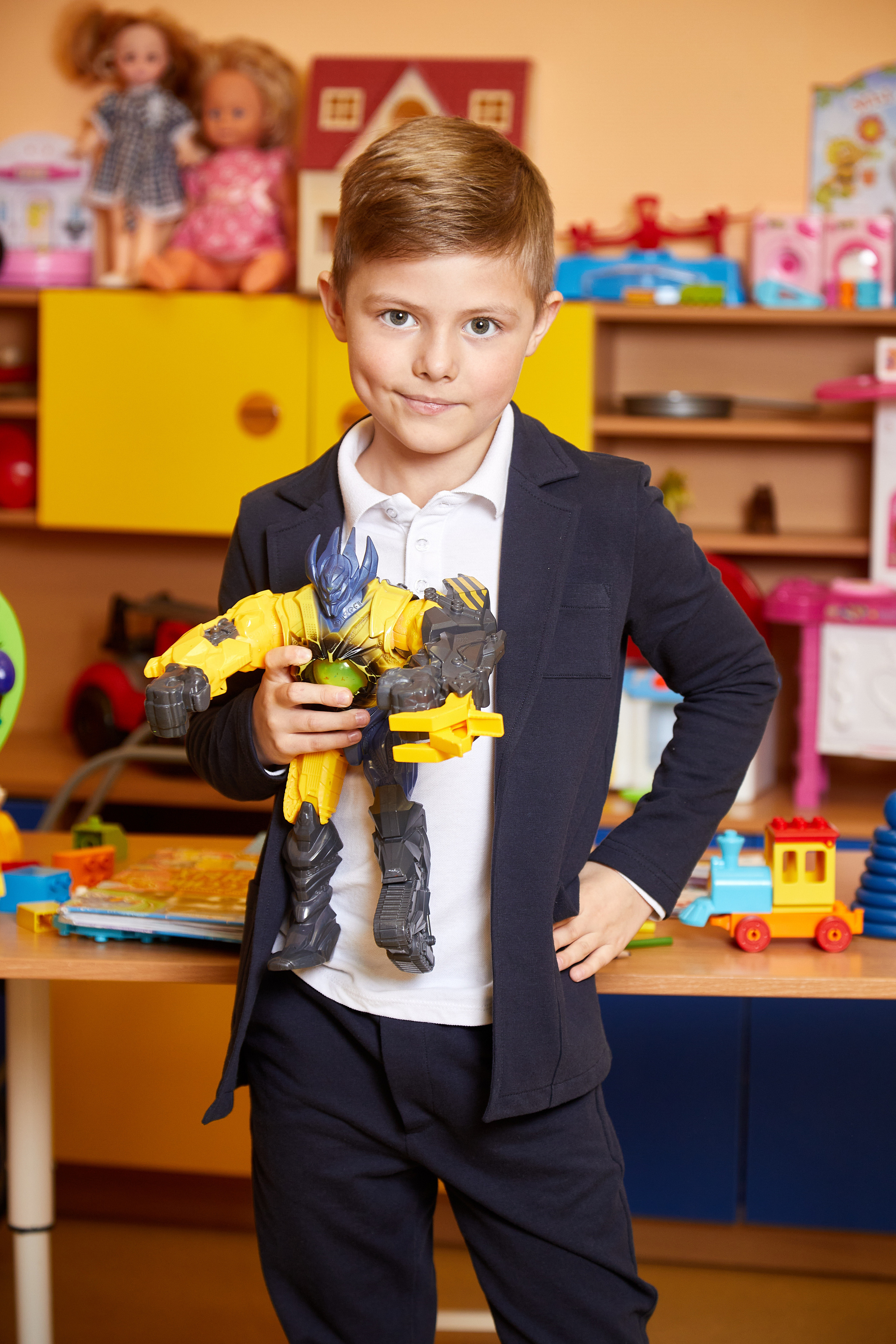 мальчик детский сад держит букет