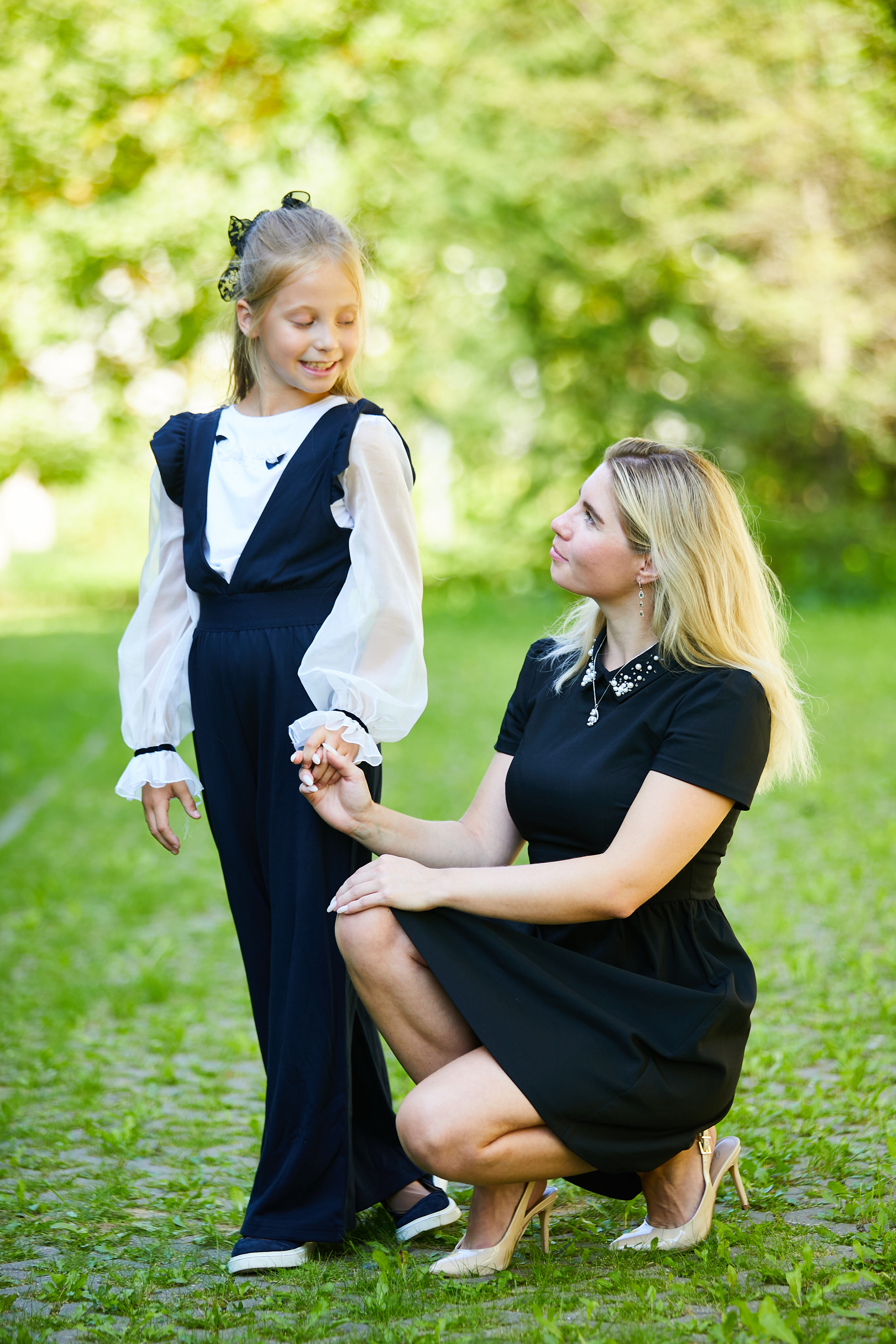 мама с дочкой позирует для фото