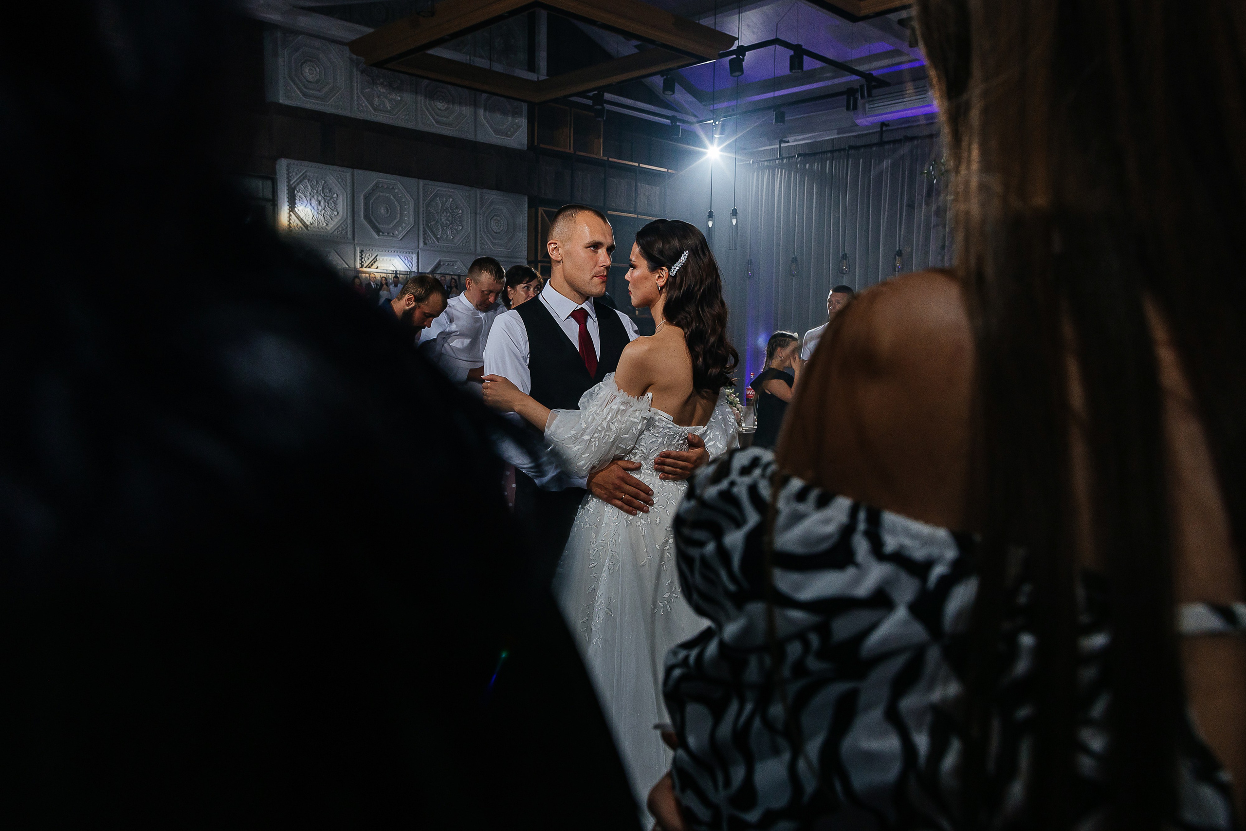 Волшебное утро невесты в номере отеля. Олег Сверчков | Свадебный фотограф Вологда