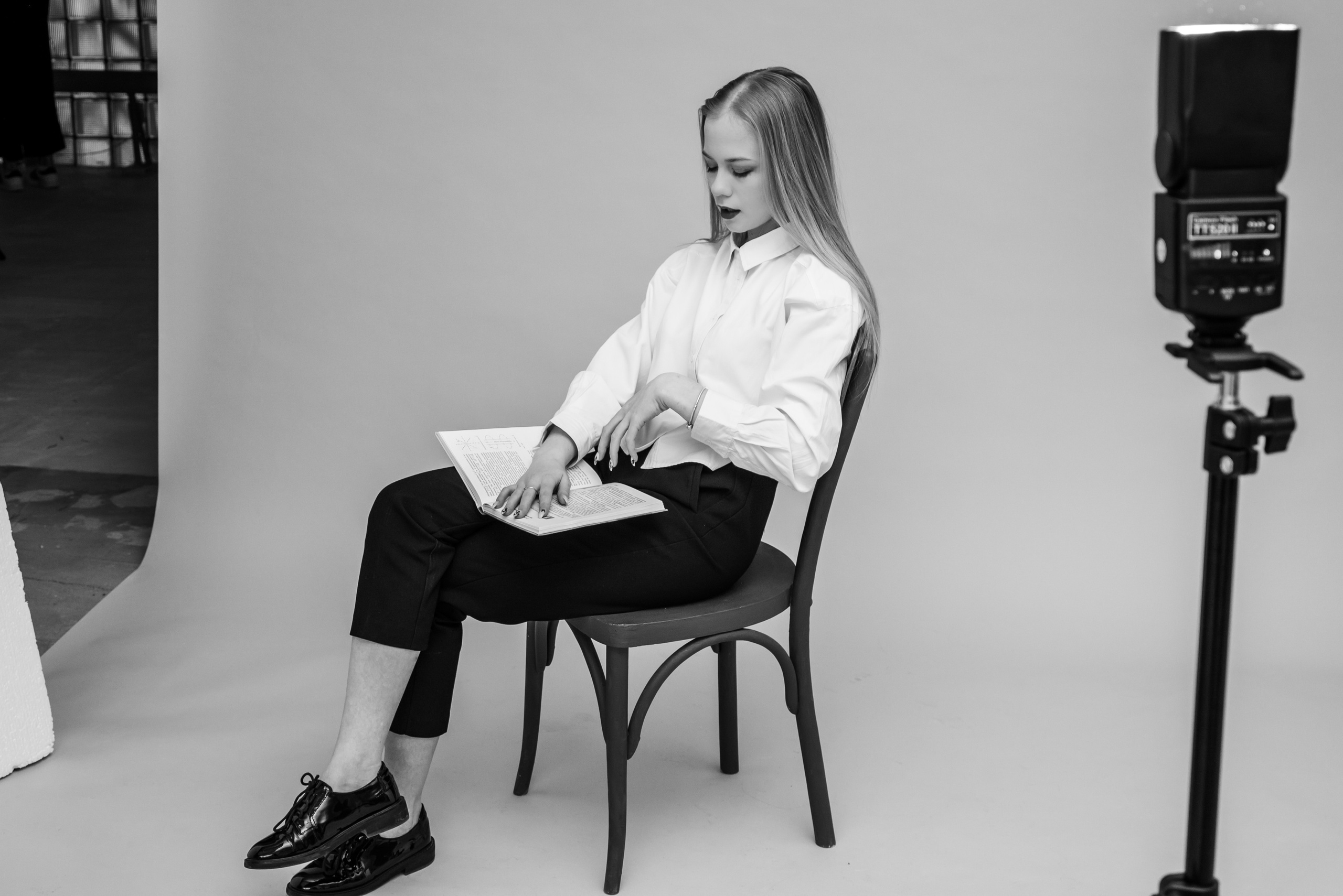 Backstage в черно-белом цвете - это гармонично дополняет образ 