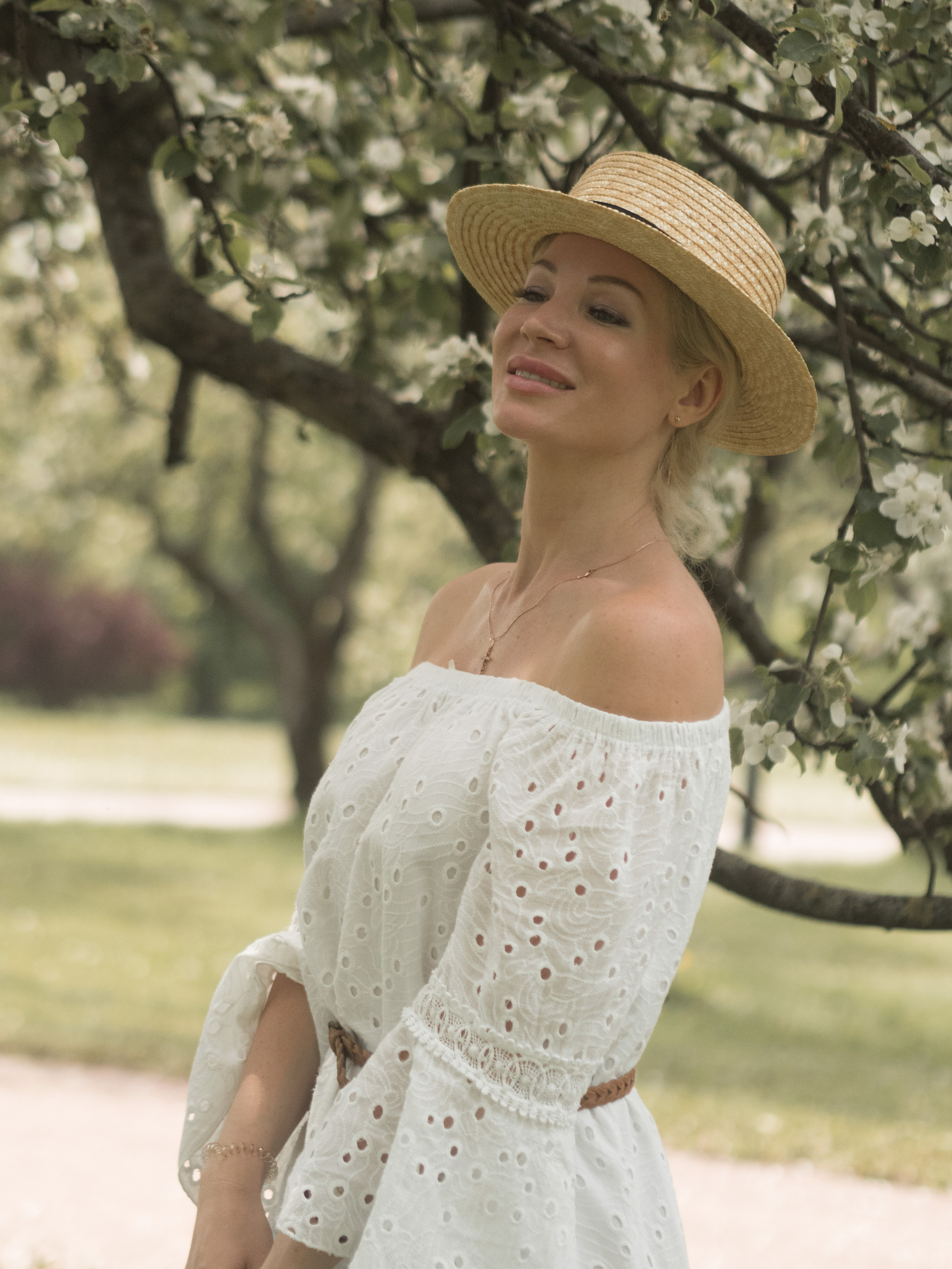 Женский портрет на природе. Семейный видеограф и фотограф