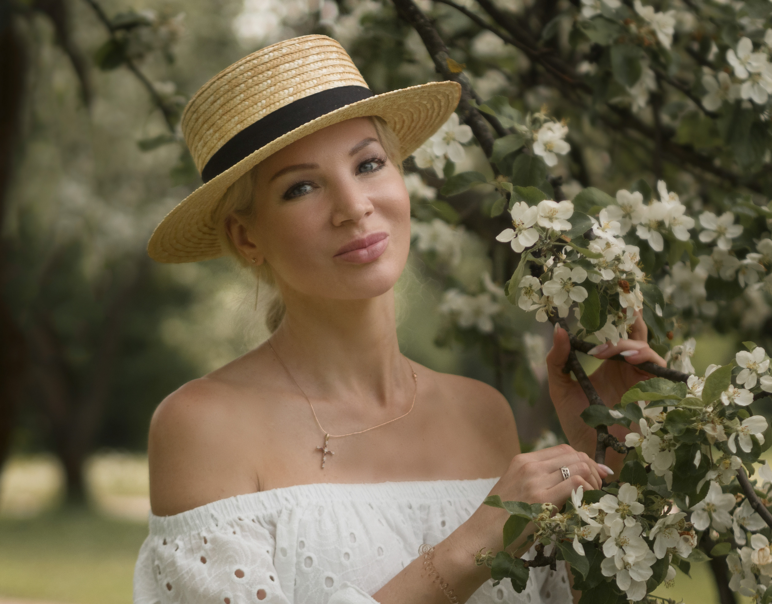 Женский портрет на природе. Семейный видеограф и фотограф