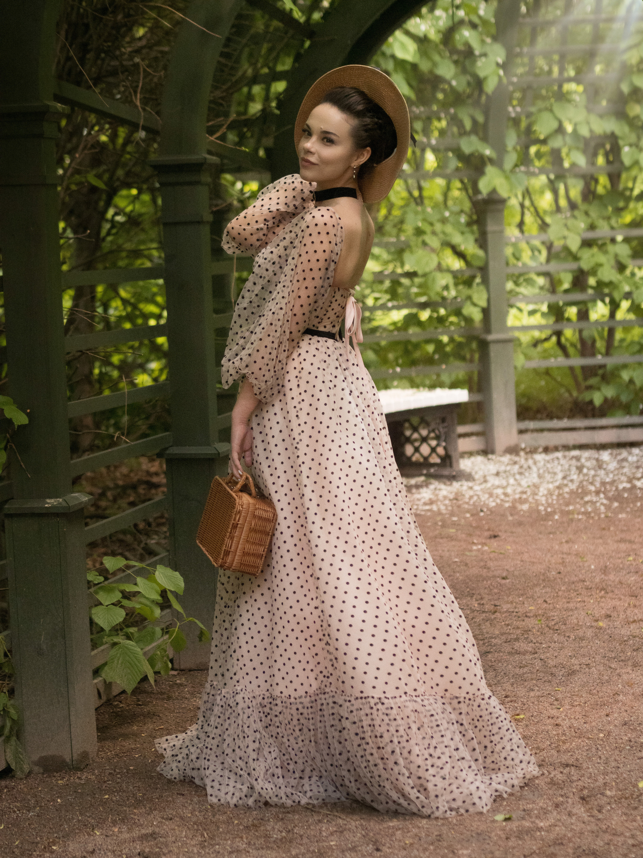 Женский портрет на природе. Семейный видеограф и фотограф