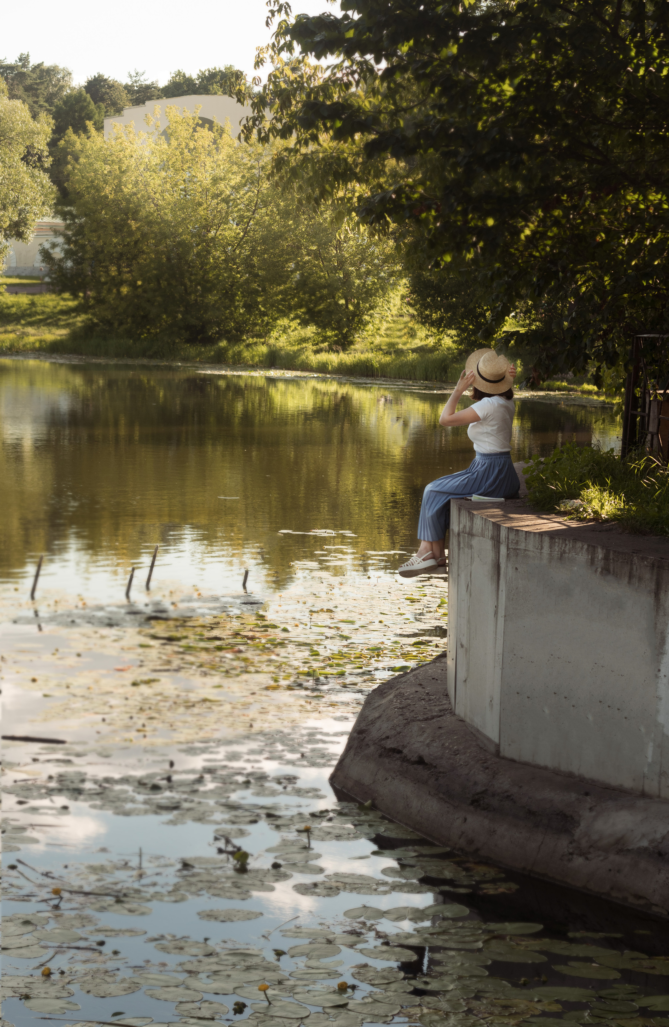 Женский портрет на природе. Семейный видеограф и фотограф