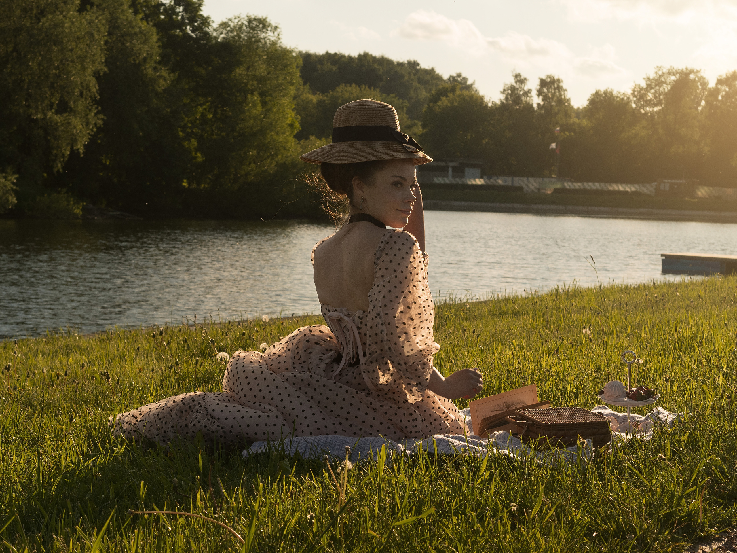 Женский портрет на природе. Семейный видеограф и фотограф