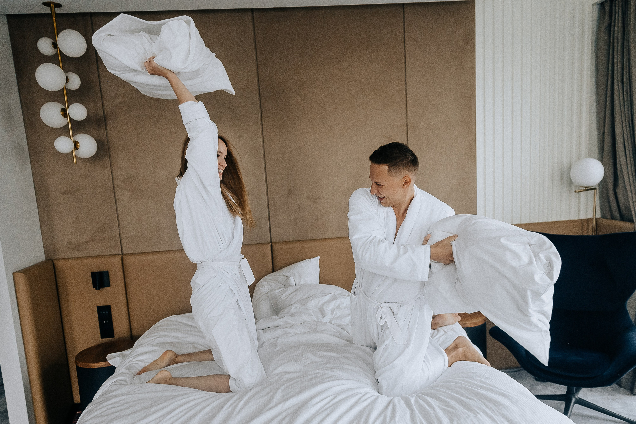 Деремся подушками на свадебной фотосессии