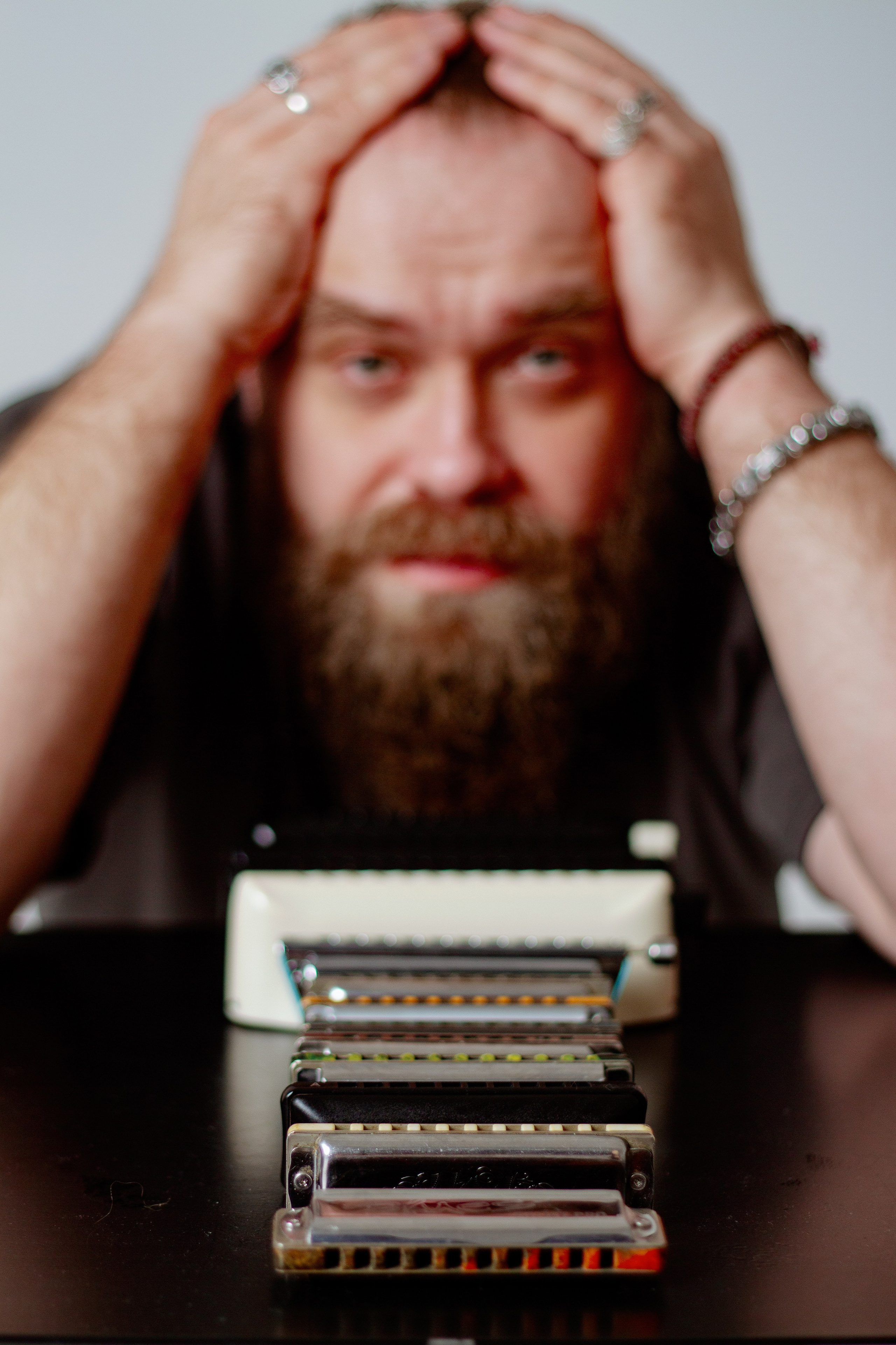 Борис Плотников. Губная гармоника. Мужской портрет, фотосессия для музыканта. Фотограф в Екатеринбурге Пойгина Елена