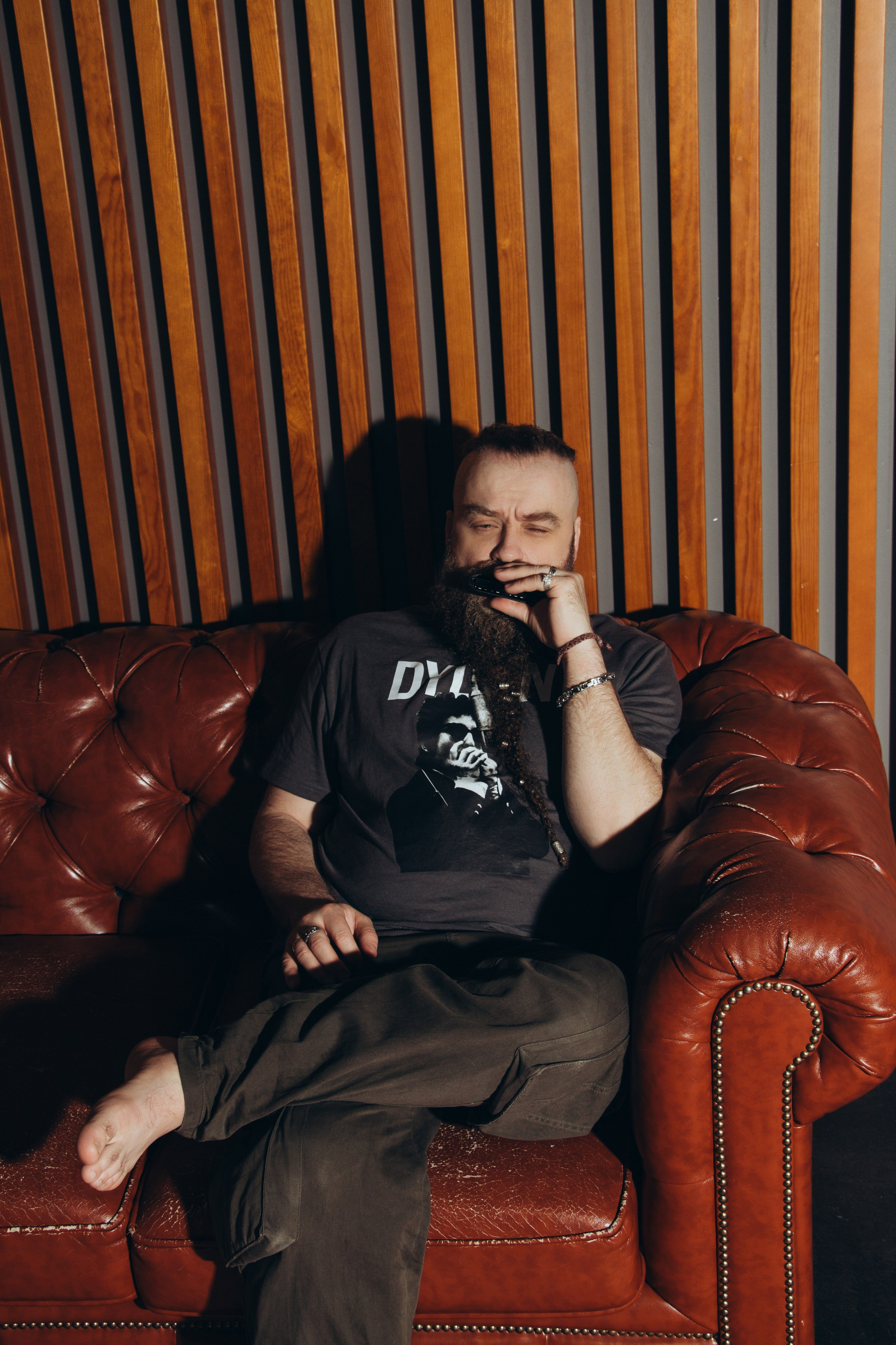 Борис Плотников. Губная гармоника. Мужской портрет, фотосессия для музыканта. Фотограф в Екатеринбурге Пойгина Елена