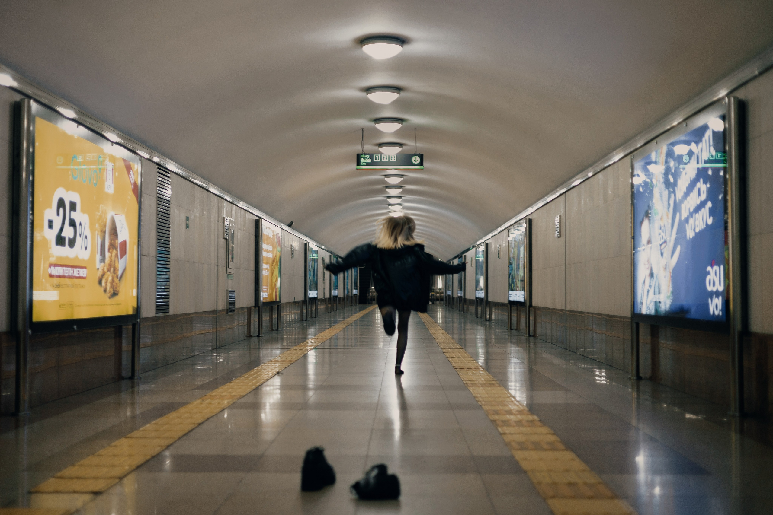 Модель идёт по пустой платформе метро, фотосессия в метро