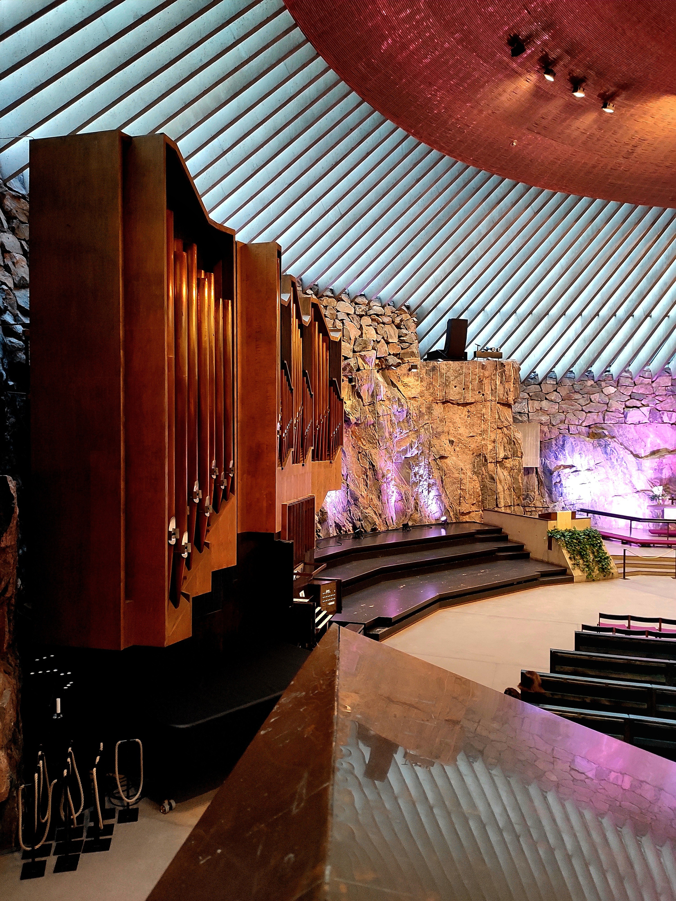 Скальная церковь. Далеко не первый раз, но каждый раз поражаюсь фантазии финских архитекторов