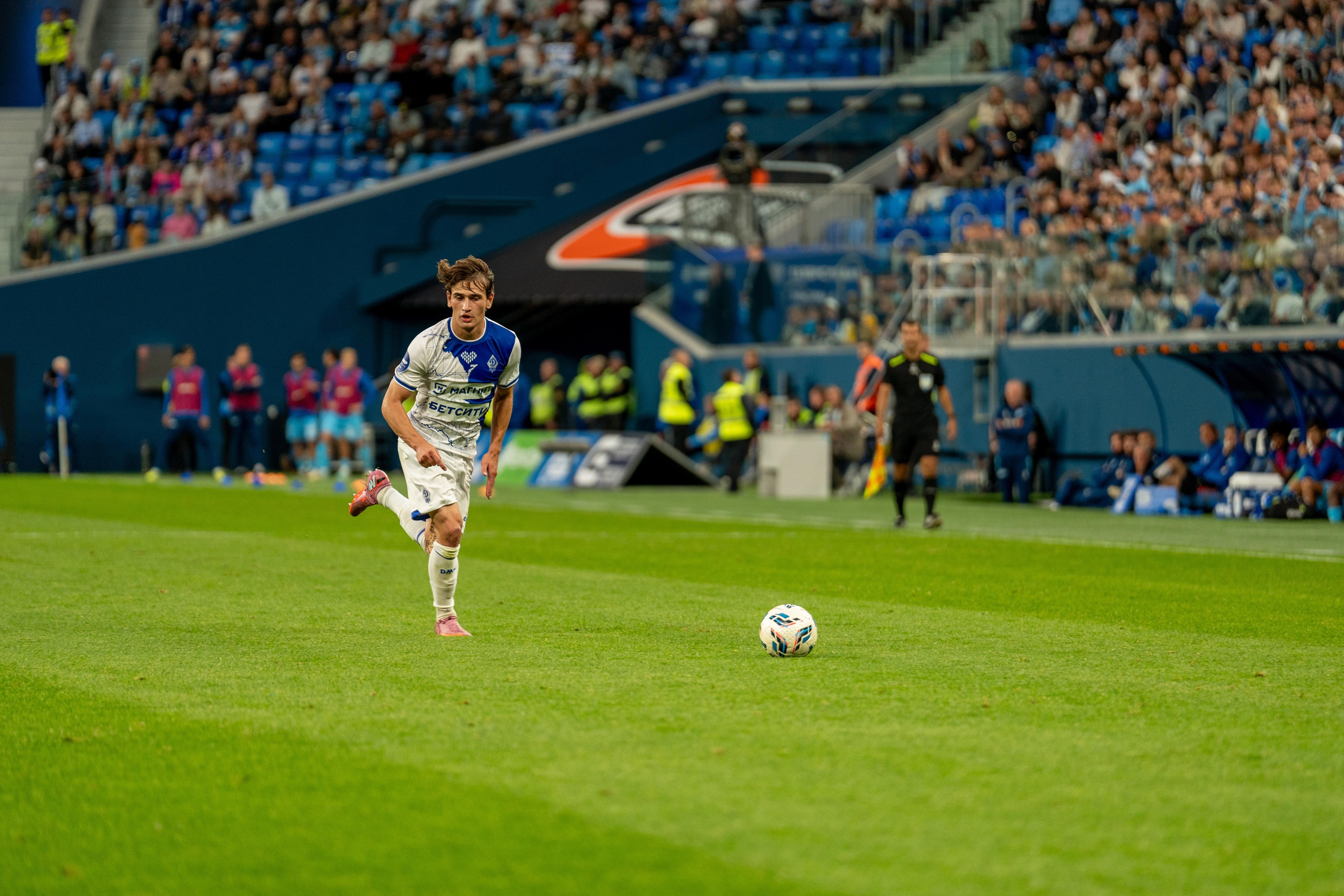 Спортивный фотограф Санкт-Петербург снимает атаку Динамо на Газпром Арене