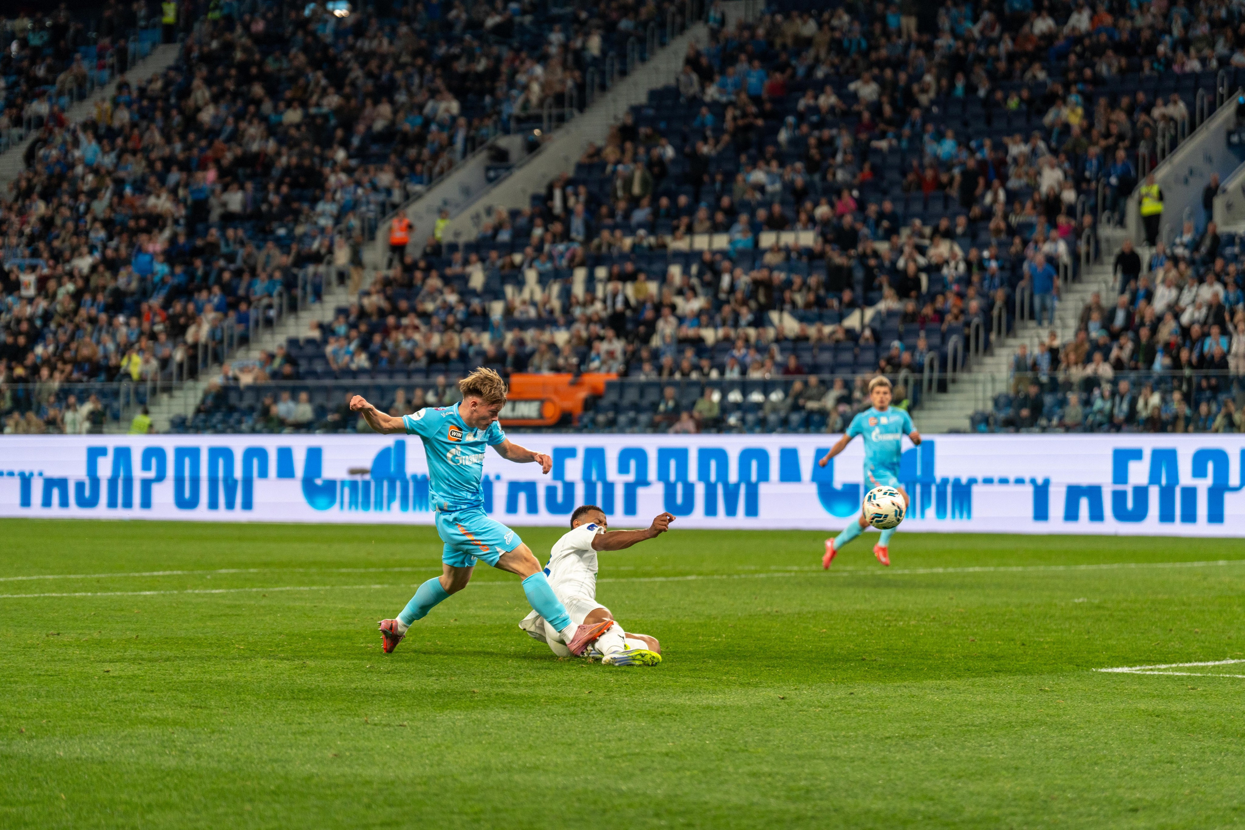 Спортивный фотограф Санкт-Петербург запечатлел момент матча Зенит – Оренбург