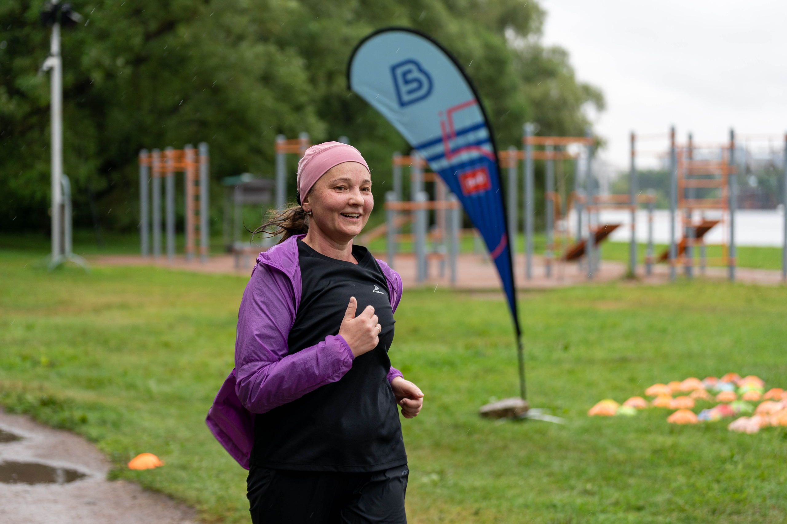 Улыбающаяся бегунья на бесплатной пробежке «5 вёрст» на Елагином острове