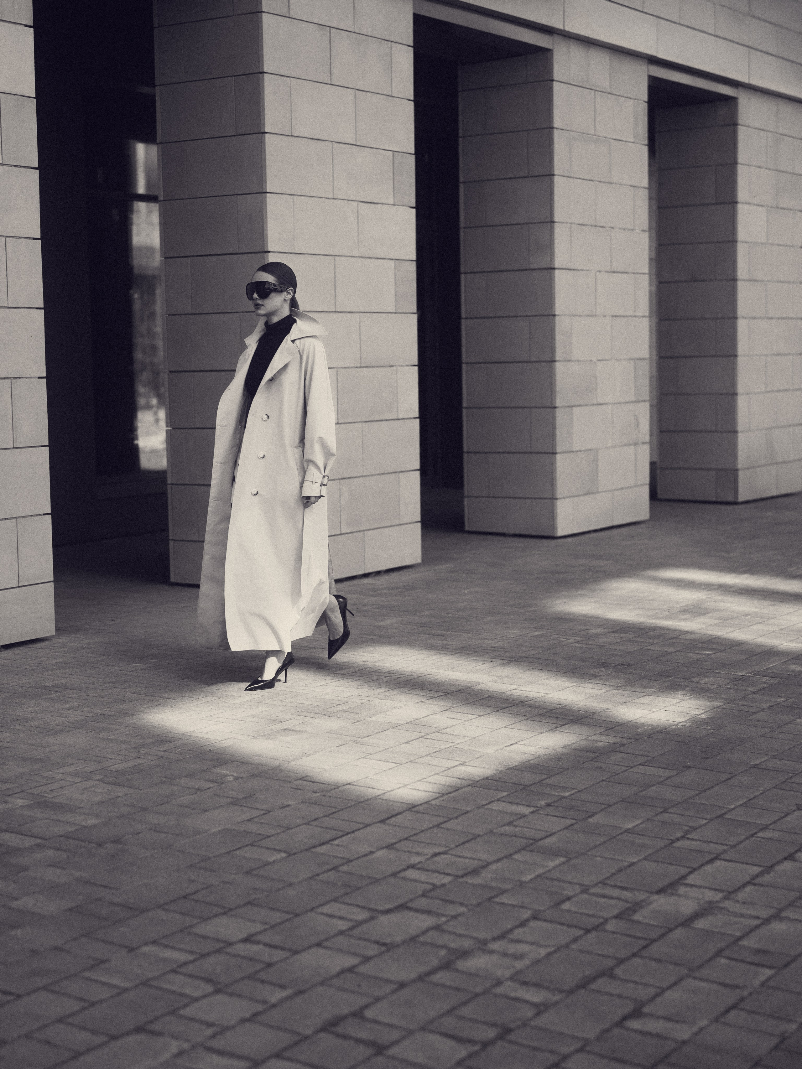 портрет девушки на улице в центре Казани, мягкий естественный свет