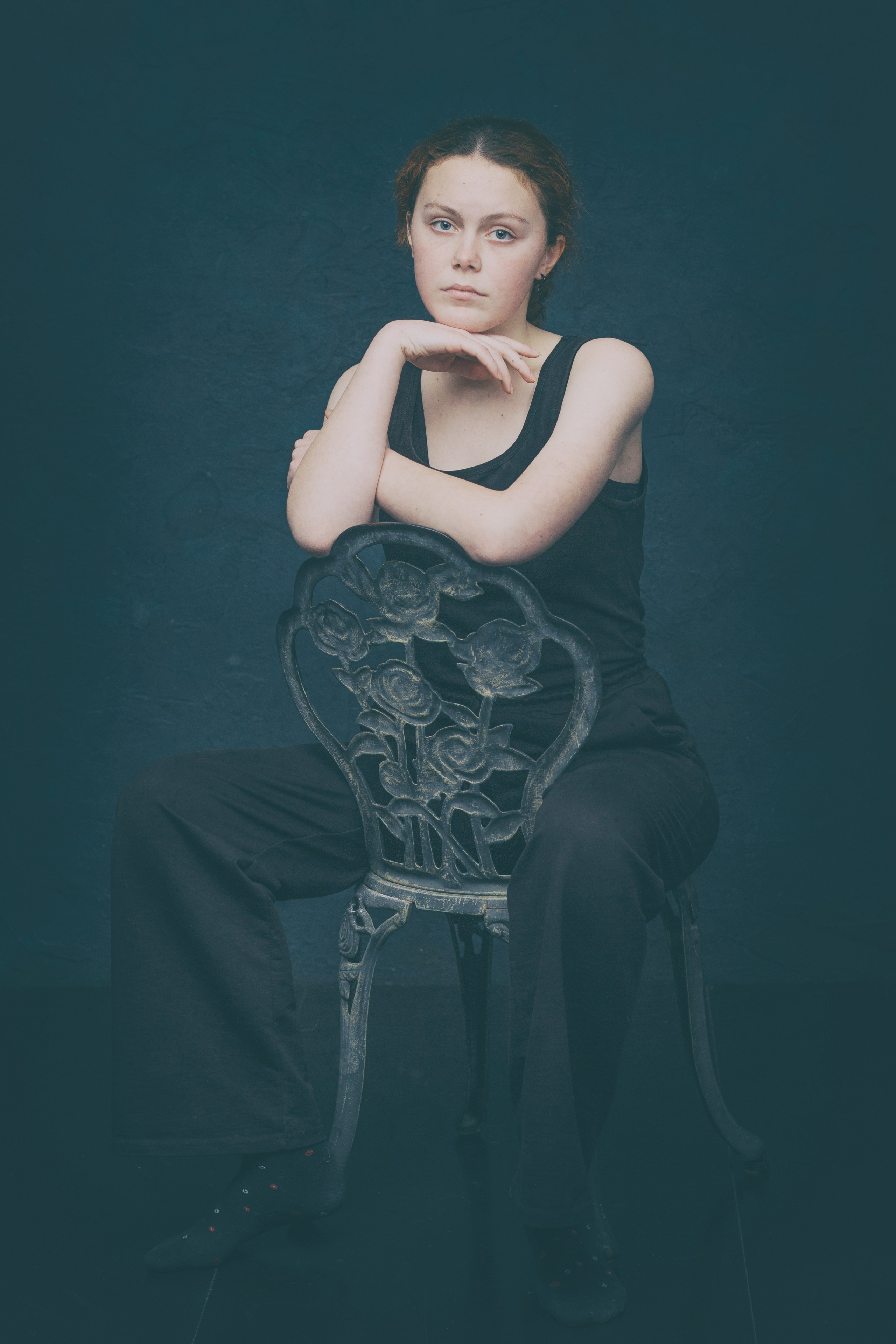 Фотосессия со стулом для молодой девушки