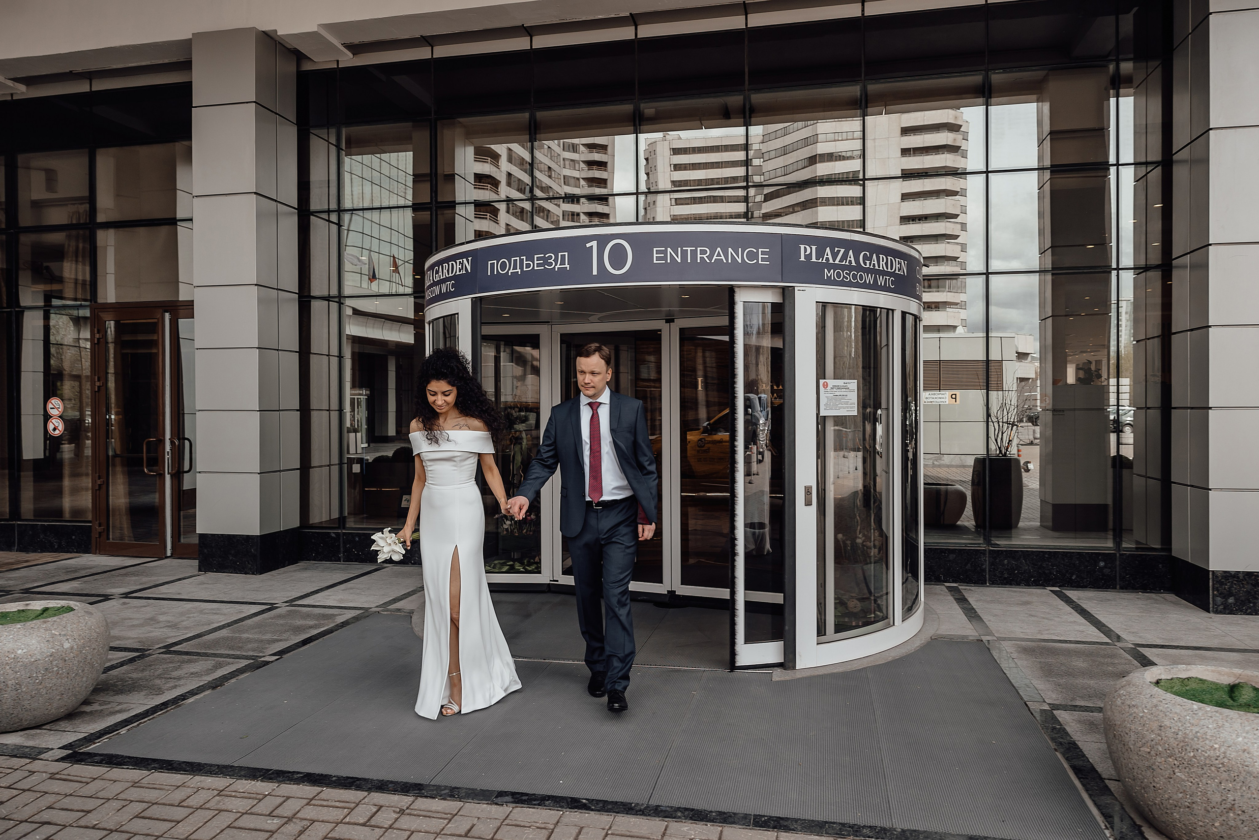 Свадебная фотосессия в Plaza Garden Moscow WTC, ресторане Birds. Свадебный фотограф в Москве Дарья Олендарёва