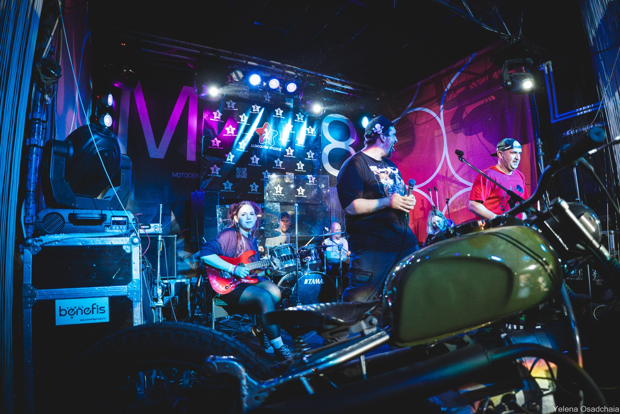 Живой 2025 — День 1. Елена Осадчая — фотографирую музыку на сцене и в жизни