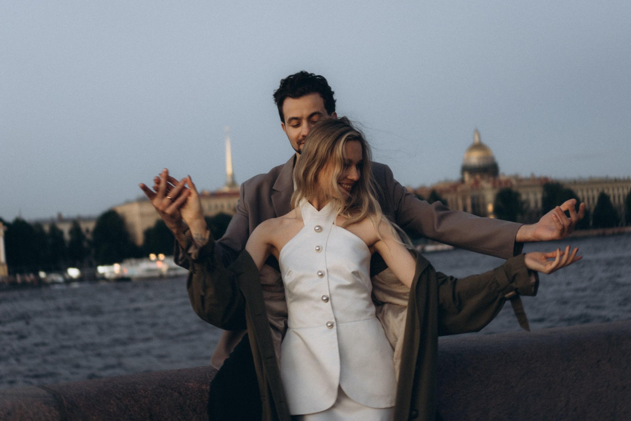 СВАДЕБНАЯ СЬЕМКА ПАРЫ НА РАССВЕТЕ В БЕЛЫЕ НОЧИ И ПРОГУЛКА С РАЗВОДНЫМИ МОСТАМИ И ПИКНИК ВОЗЛЕ ИСАКИЕВСКОГО СОБОРА. Профессиональный фотограф, Санкт-Петербург — Виктория Богомолова