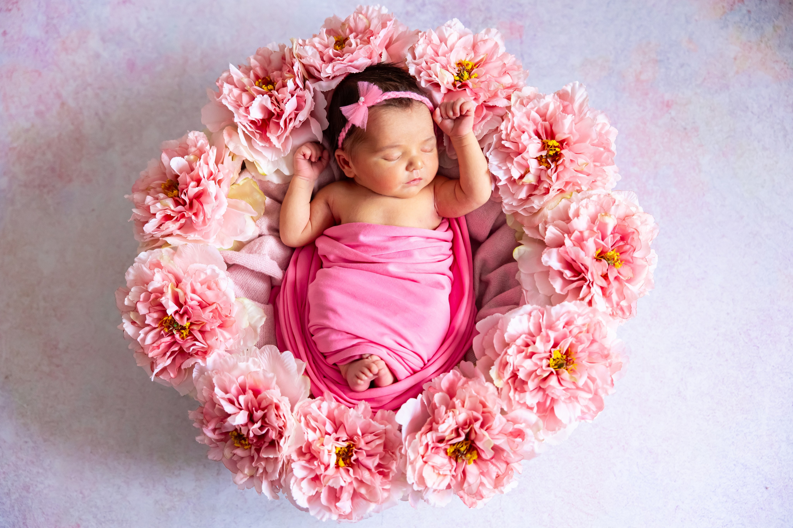 Кира в пионах. Оксана Ромашкина- семейный и ньюборн фотограф из Москвы