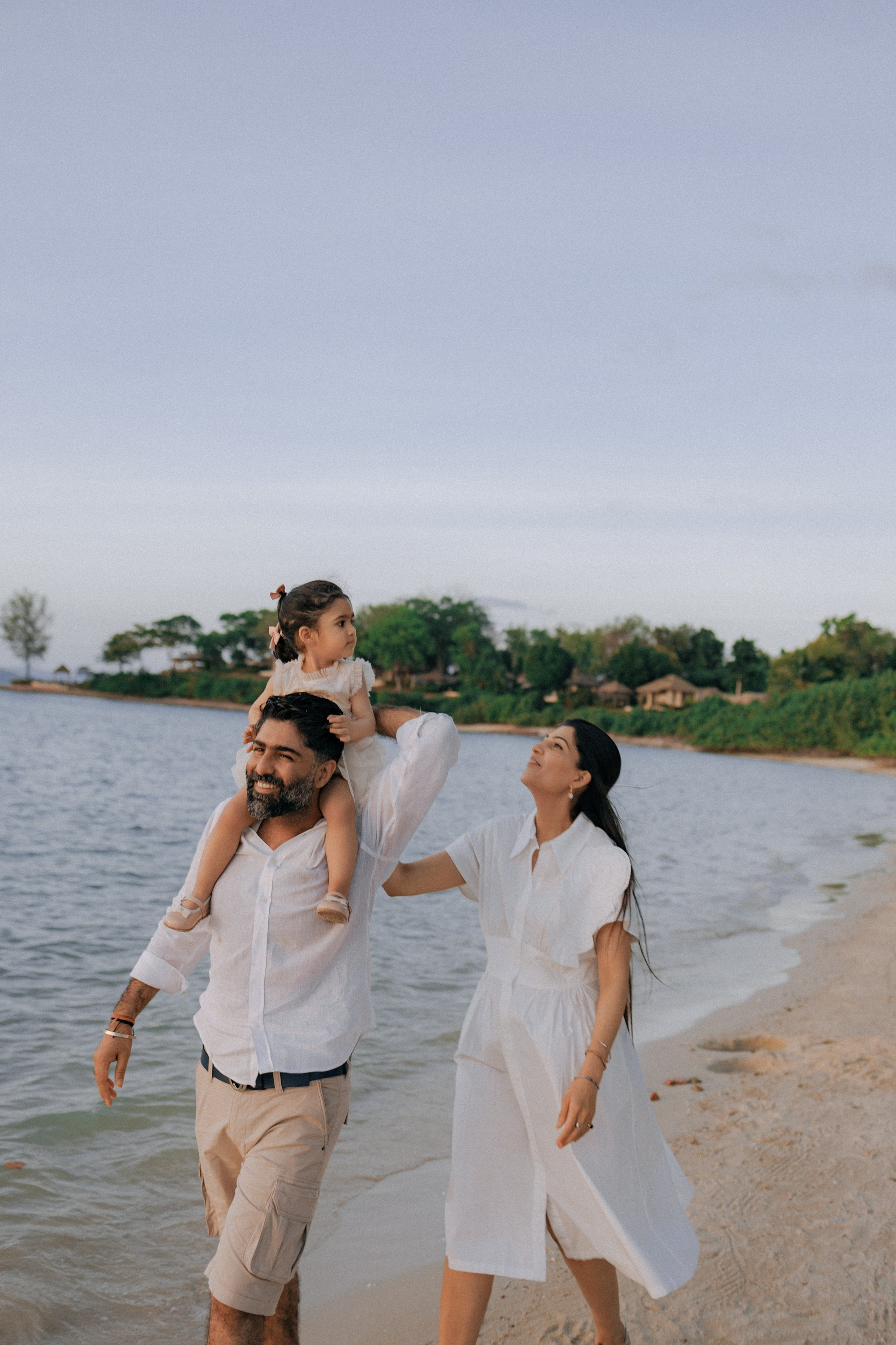 Family photoshoot in Phuket, Thailand. Fedor Lemeshko — Destination Wedding and Family Lifestyle photographer