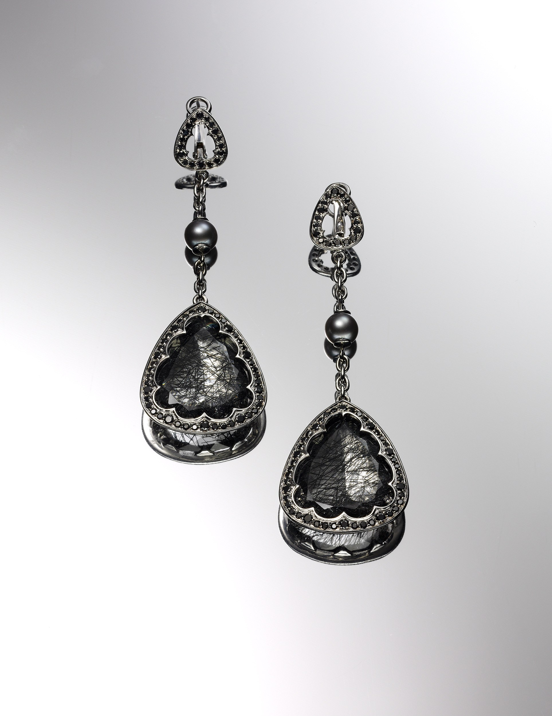 Ювелирные изделия. Предметная фотосъемка антиквариата, ювелирных украшений, камнерезных изделий, картин, предметов искусства и коллекционных предметов