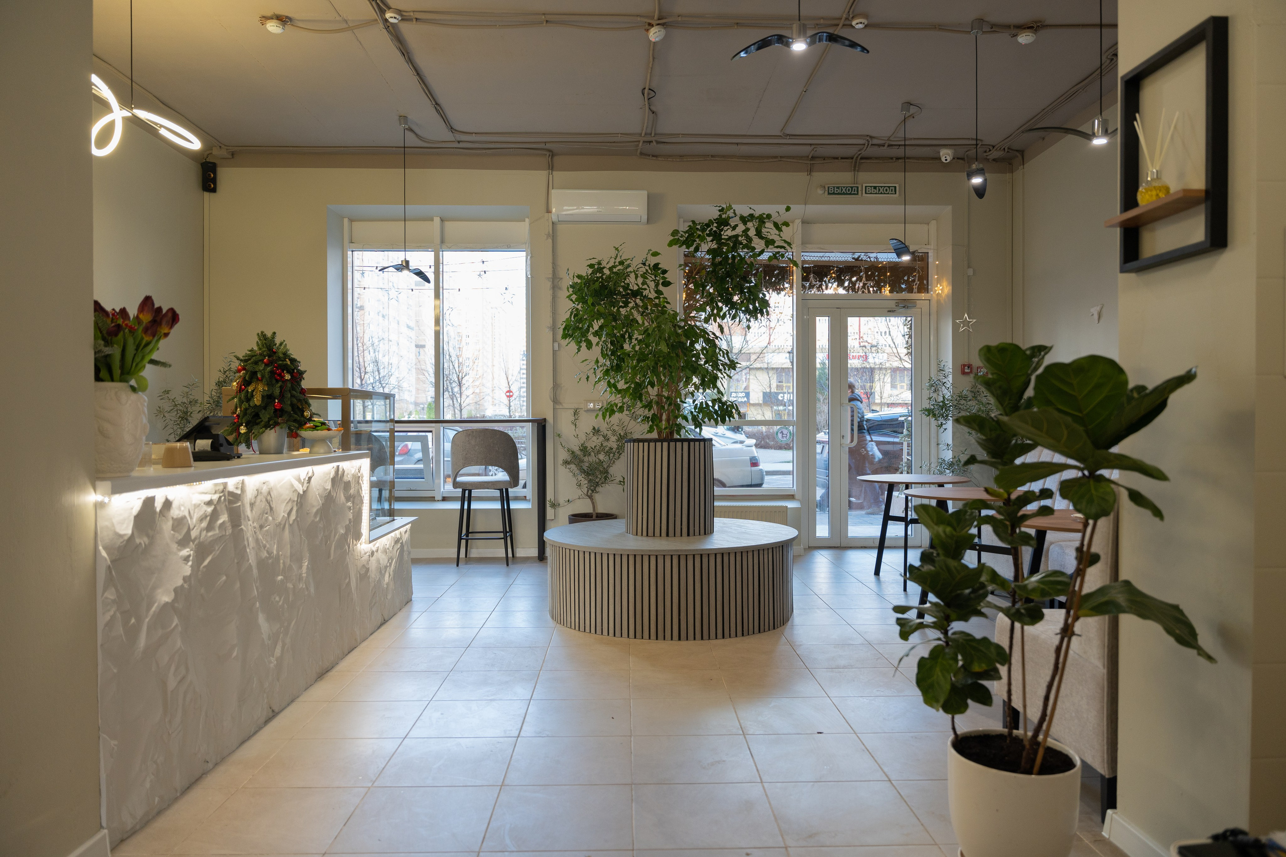 Интерьерная фотосъемка кофейни Love and Coffee — уютное место в Краснодаре Профессиональная фотосъемка интерьера кофейни в Краснодаре — Love. Шедевры для Вас! Фотограф и Видеограф в Краснодаре Пахиев Руслан