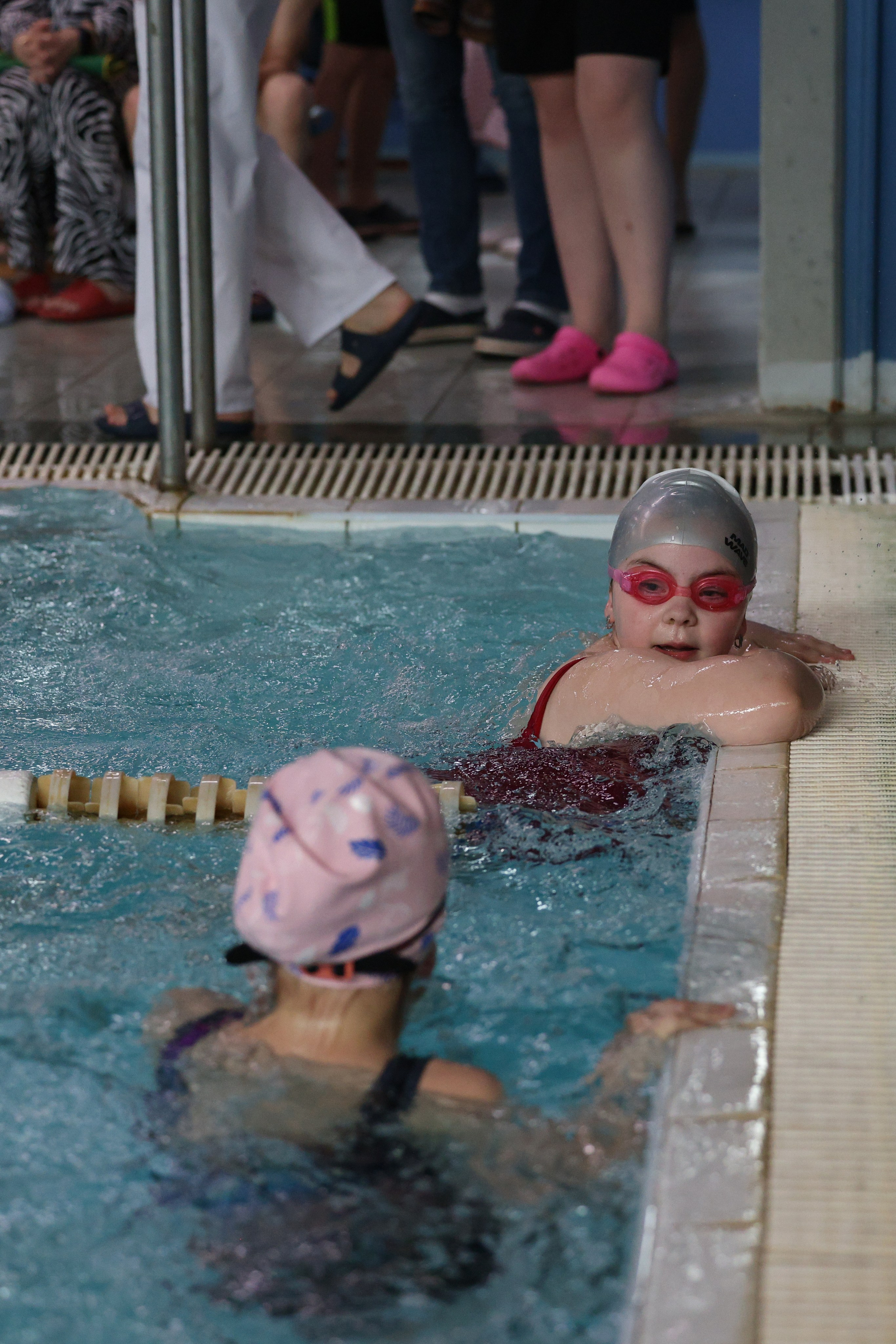 Веселый дельфин. Плавание. Дети 8-9 лет. Фотограф Александр Заломаев