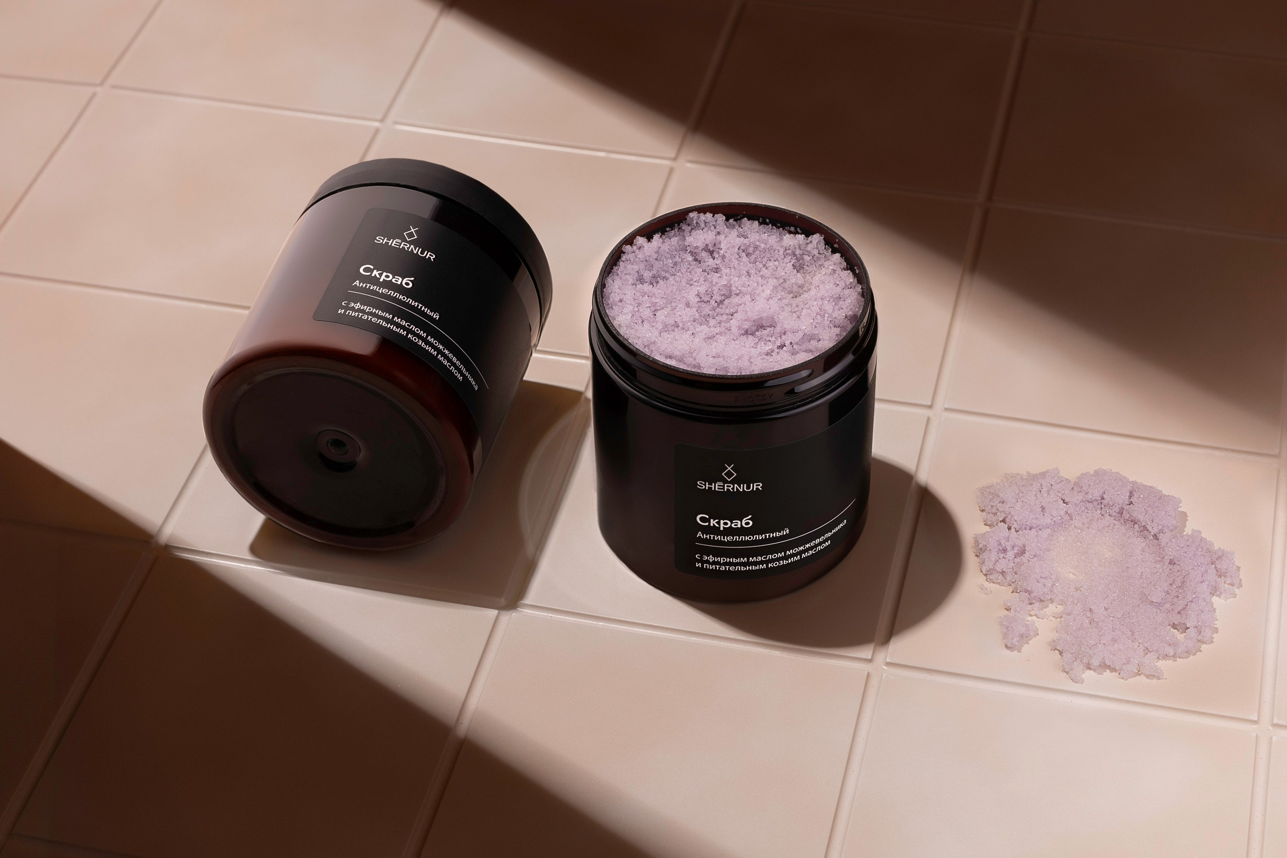 скраб антицеллюлитный для тела в баночке в ванной комнате