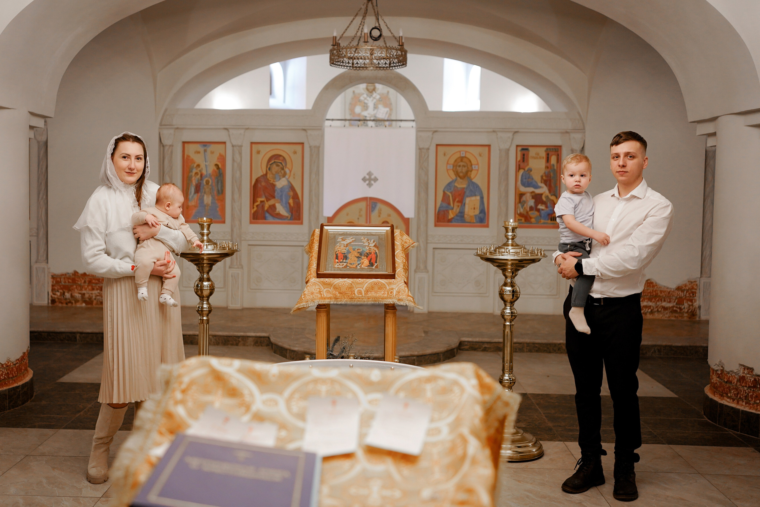 Таинство Крещения в храме Живоначальной Троицы в Троицке. Семейный и детский фотограф в Москве Екатерина Офицерова