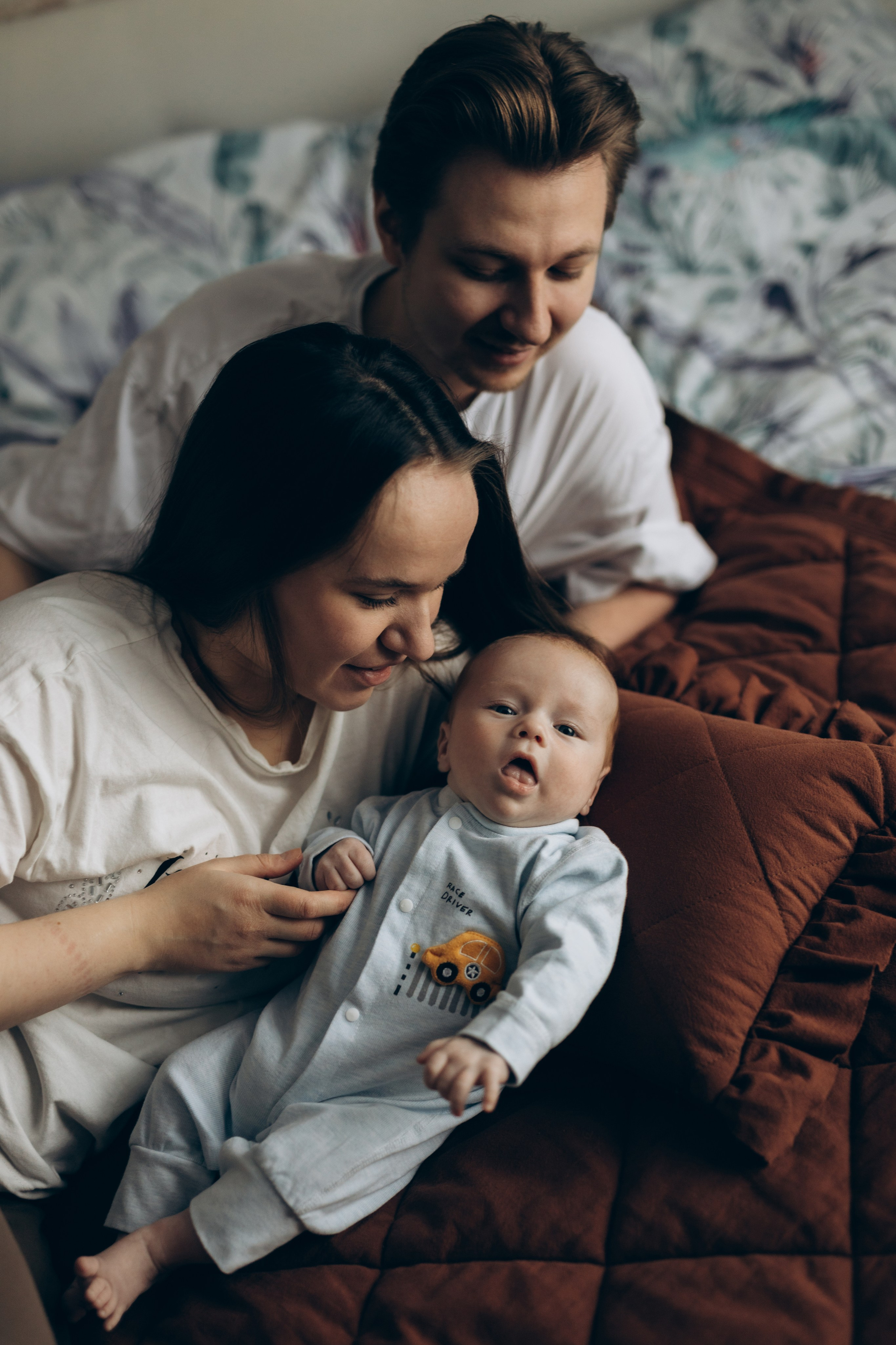 Петр с мамой и папой. Фотограф уникального направления ньюборн в Москве Екатерина Буценина