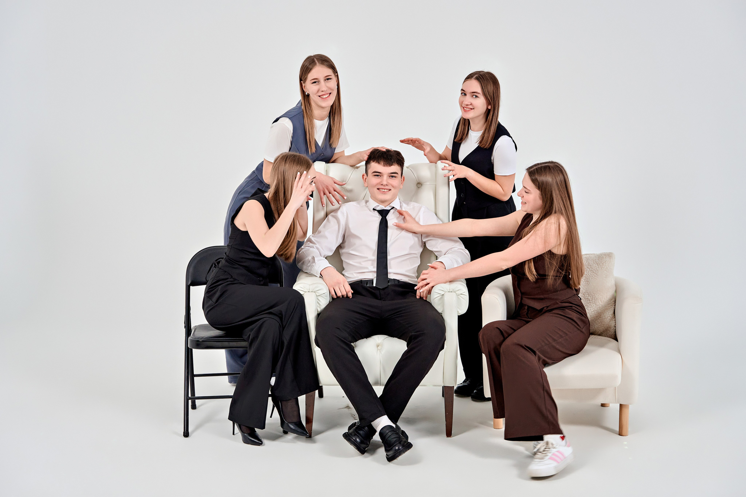 Выпускные альбомы для 9-11 классов. Фотосъёмка в студии. Калуга. Фотограф Меняйло Евгений. Свадьба. Портрет. Репортаж. Семья. Контент