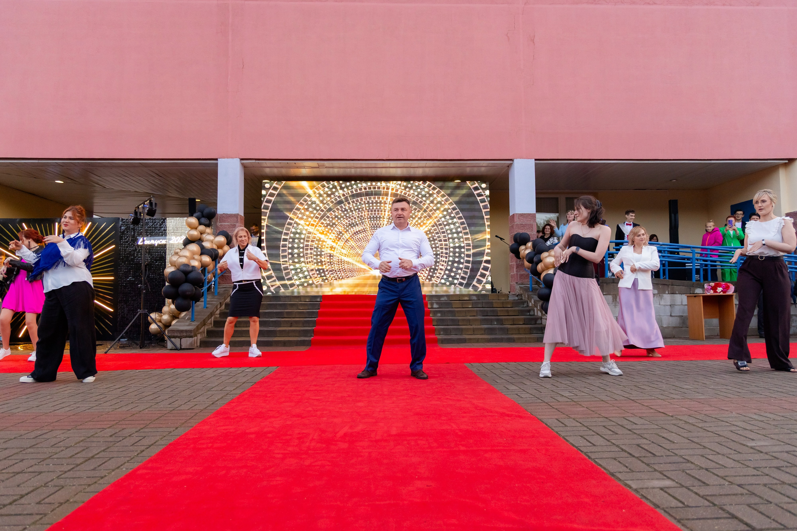 Школьный выпускной 2025 год в Минске, Беларуси. Свадебный фотограф в Минске/Беларуси Сергей Спиридонов