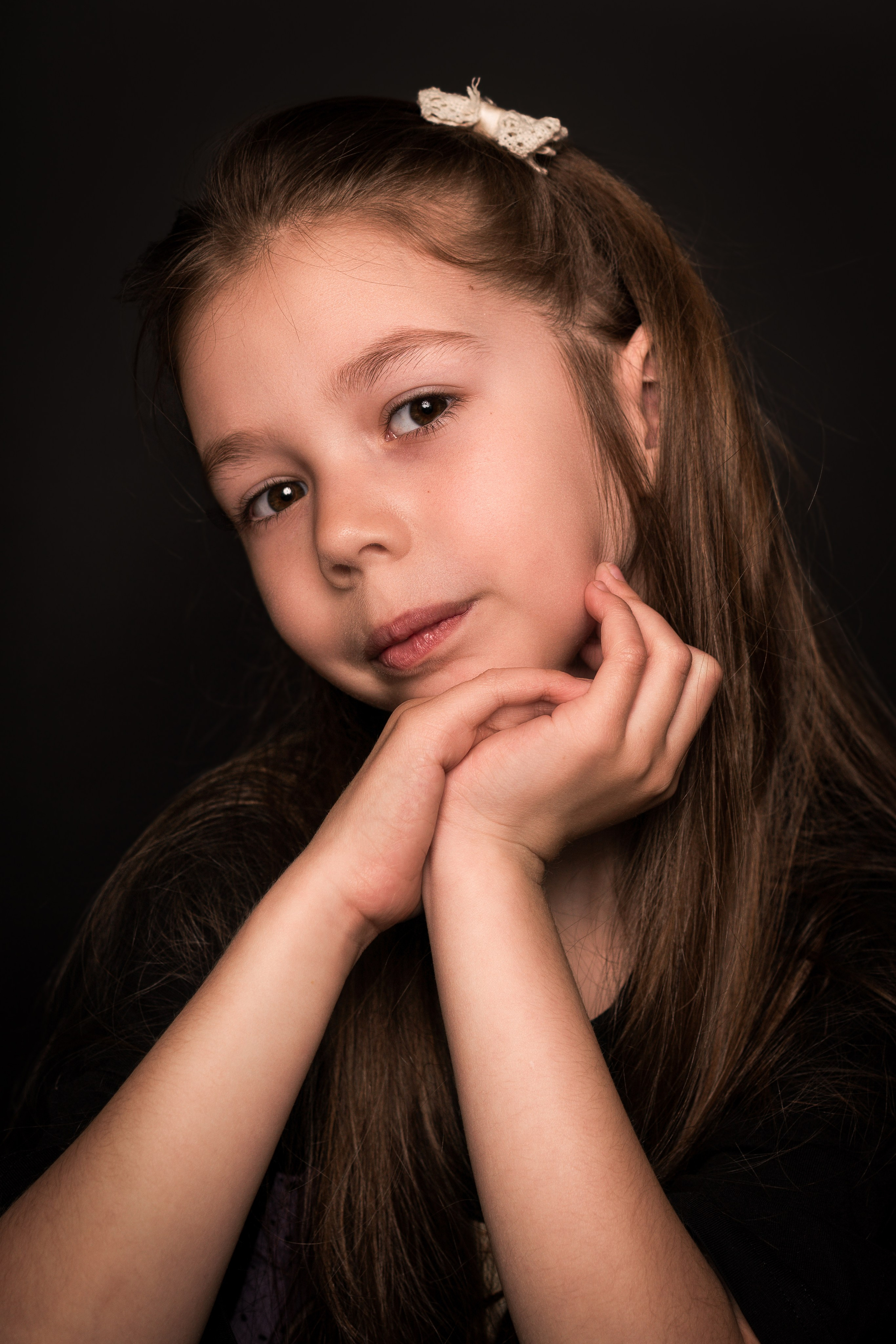 Детский сад, портреты на чёрном фоне. Фотограф Шунова Саша