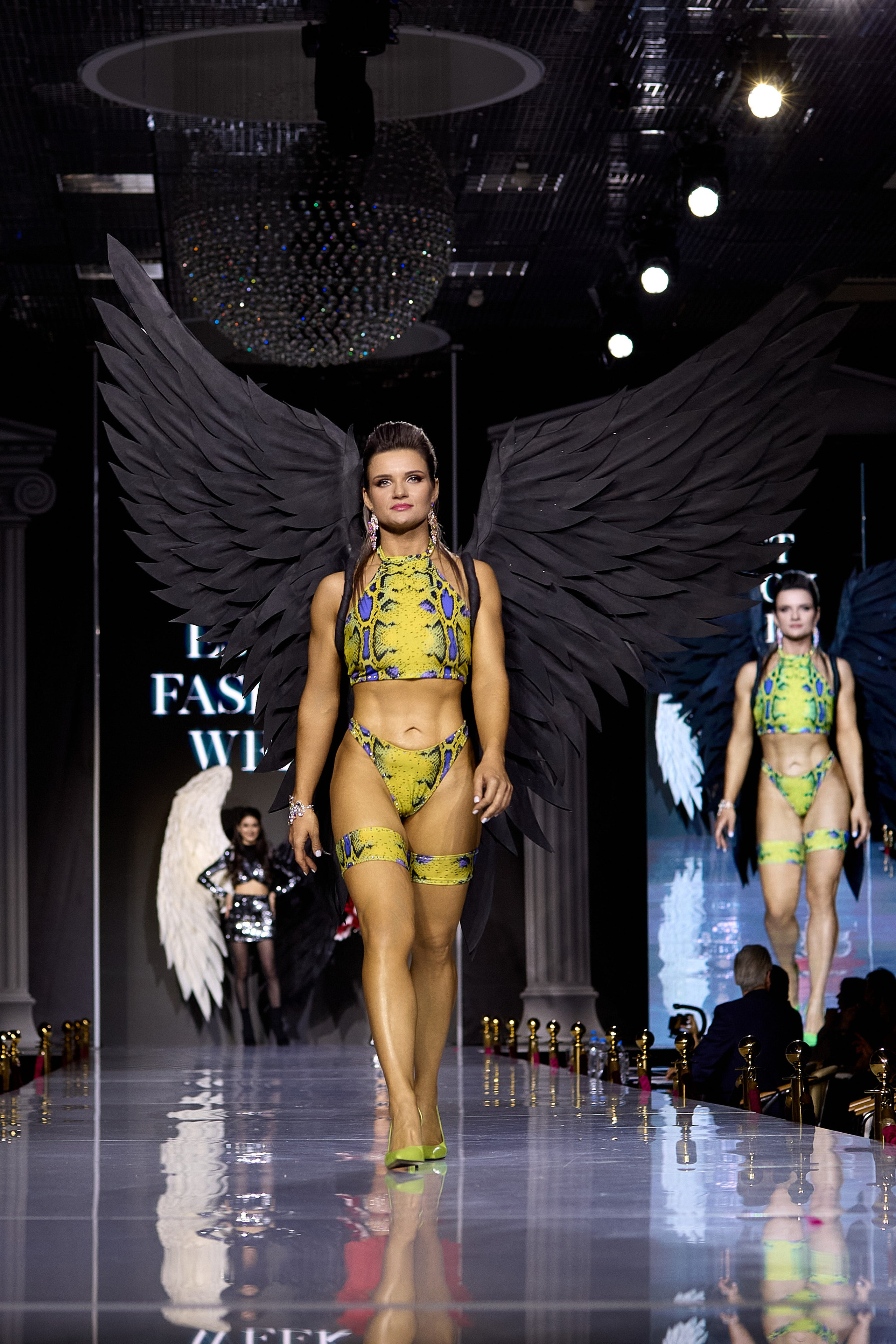 Показ в стиле Victoria's Secret | Ювелирная неделя моды «Эстет»