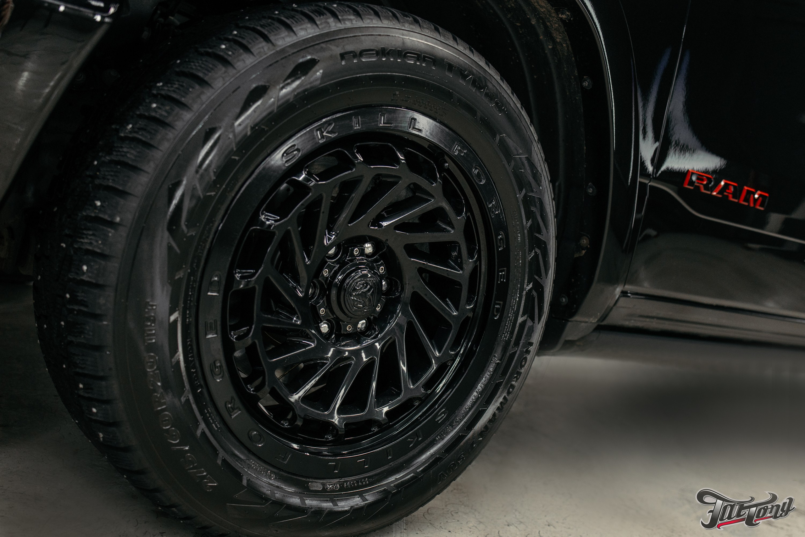 Ram 1500 ламинация карбоном, окрас шильдов, проушин, установка света в решетку. DeLorein