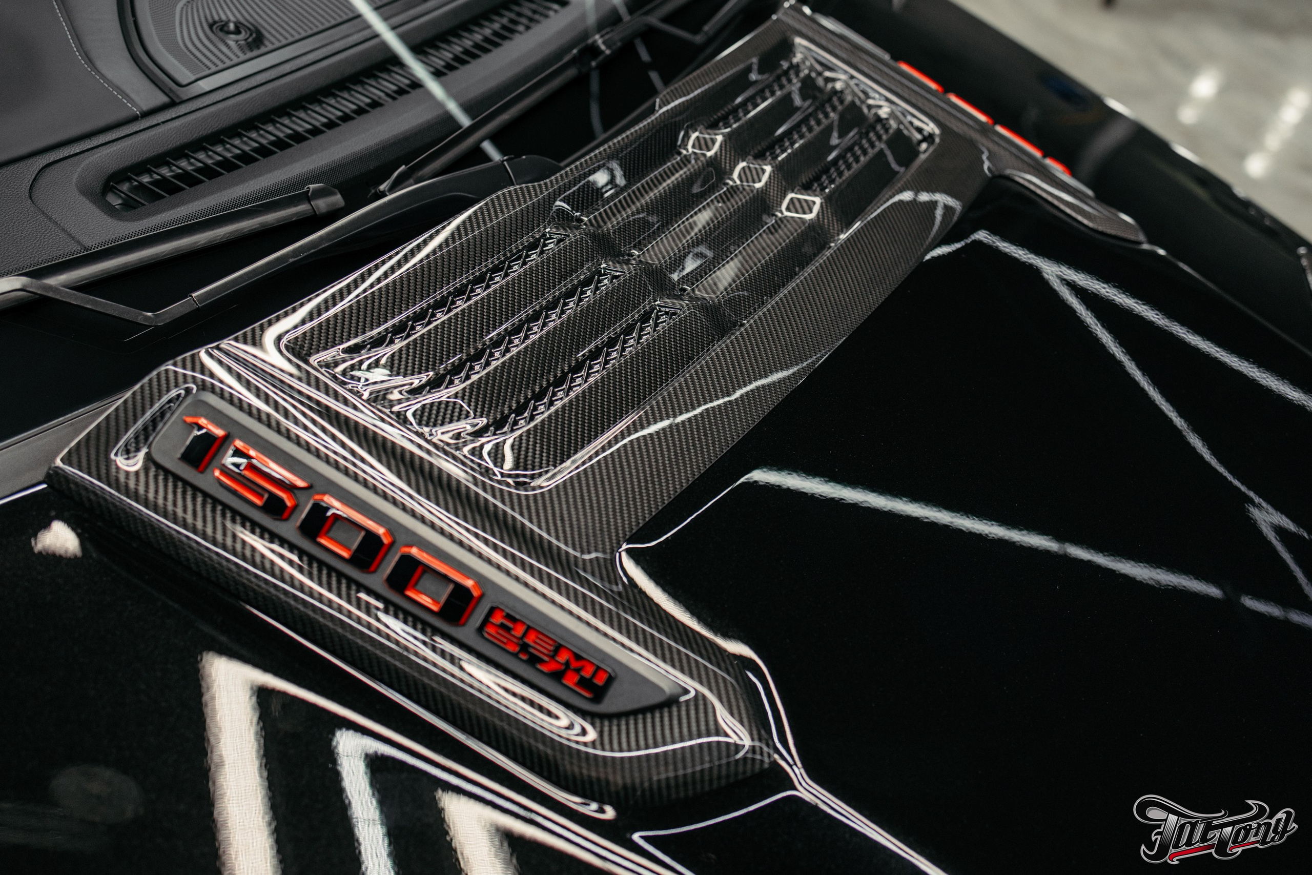 Ram 1500 ламинация карбоном, окрас шильдов, проушин, установка света в решетку. DeLorein