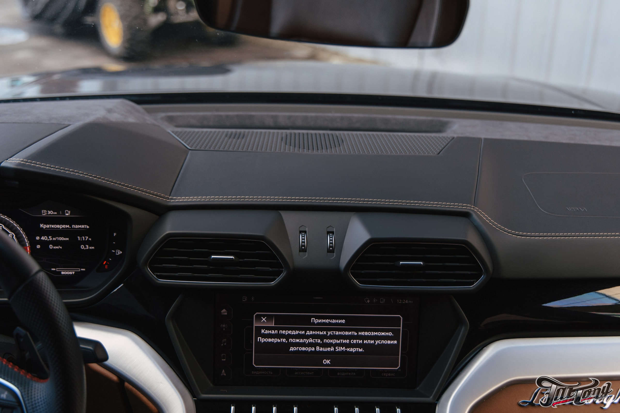 Lamborghini Urus перешив поврежденных элементов салона, окрас капота и деталей. DeLorein