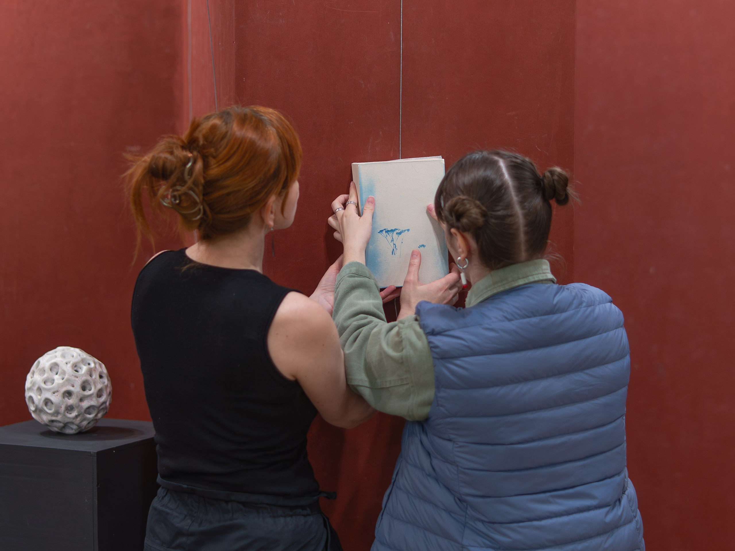 Монтаж выставки «10 из 10». Фотохудожник Москва