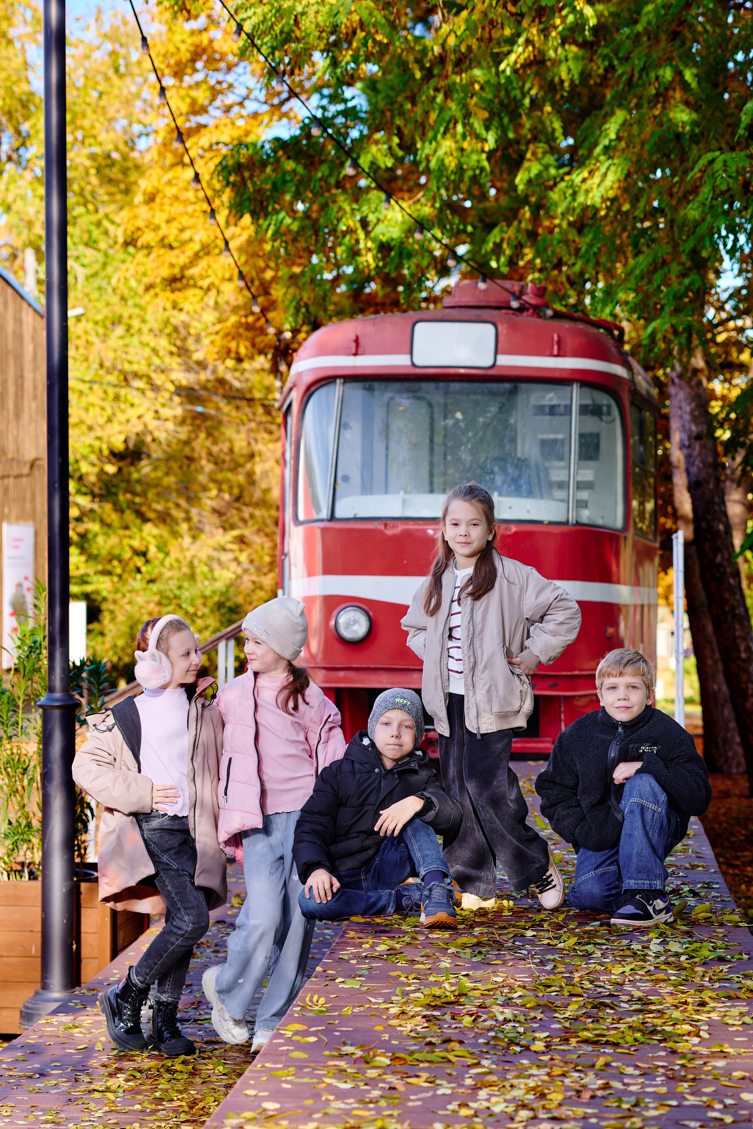 Прогулка в парке классом. Фотограф Выпускные альбомы Таганрог Сергей Коробченко