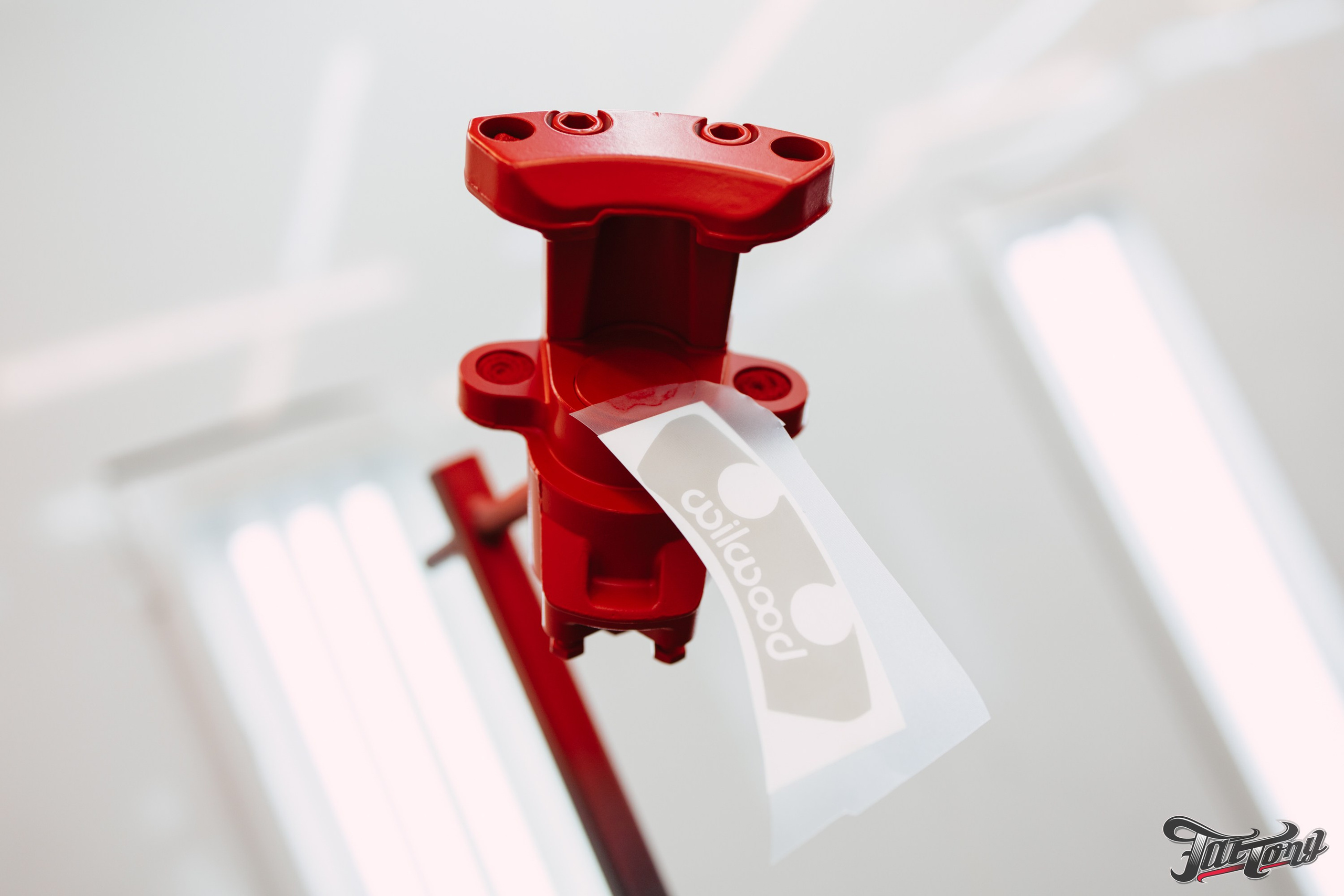 Суппорта Wilwood окрас в красный с нанесением логотипа. DeLorein