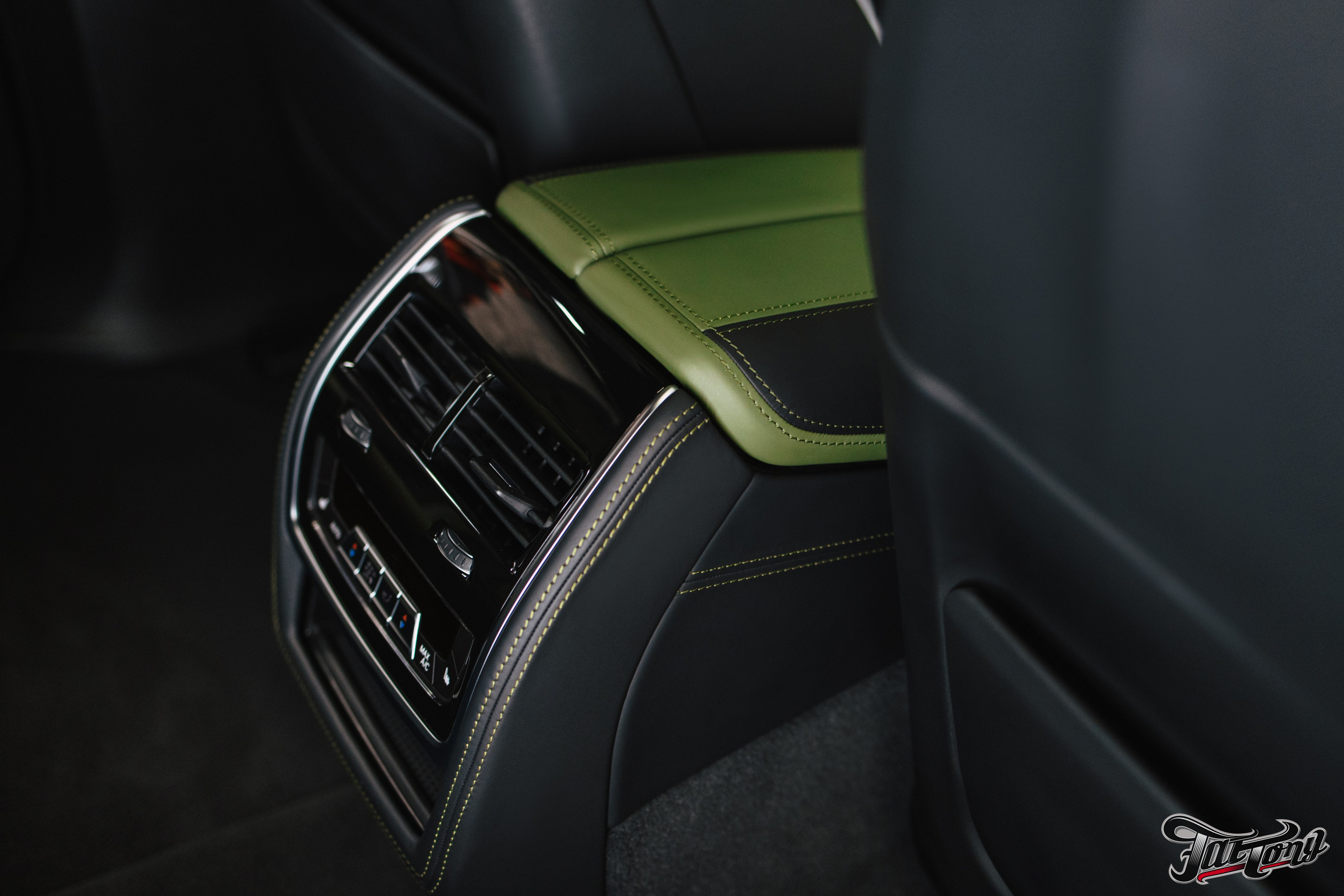 BMW X5M пошив салона в зеленую кожу. DeLorein