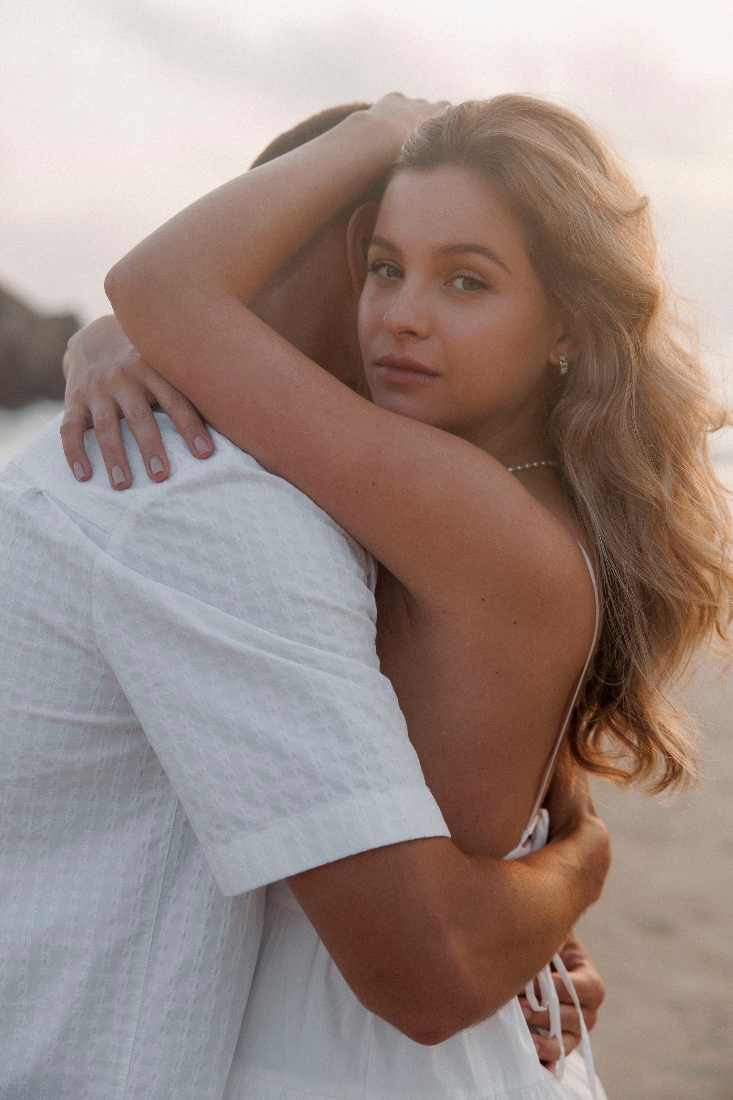 Pregnancy photoshoot near the sea (cloudy weather). Главная